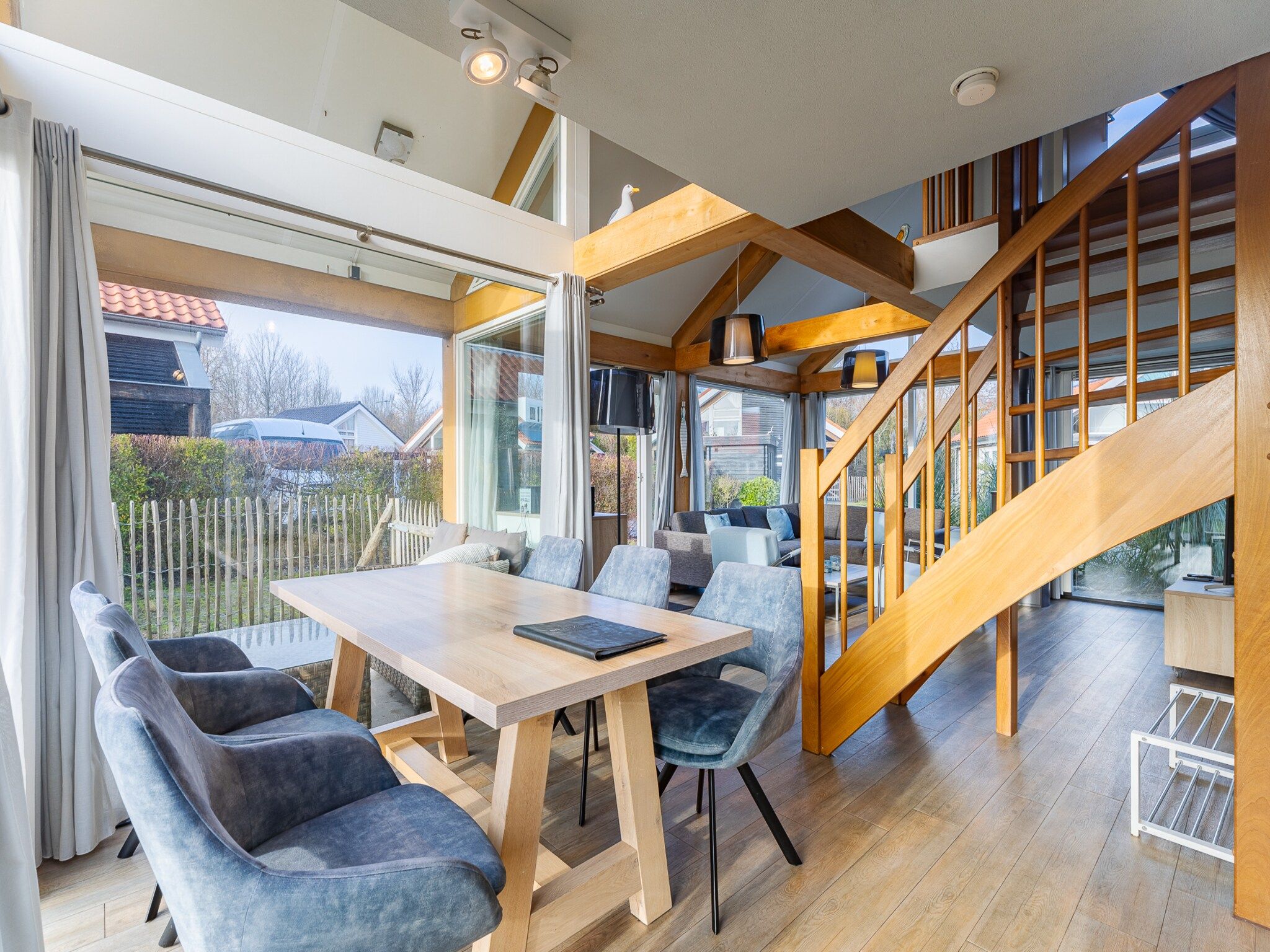 De eetkamer van Zonnedorp 7 De Meerpaal in Renesse | Comfortable holiday house close to the beach in Renesse