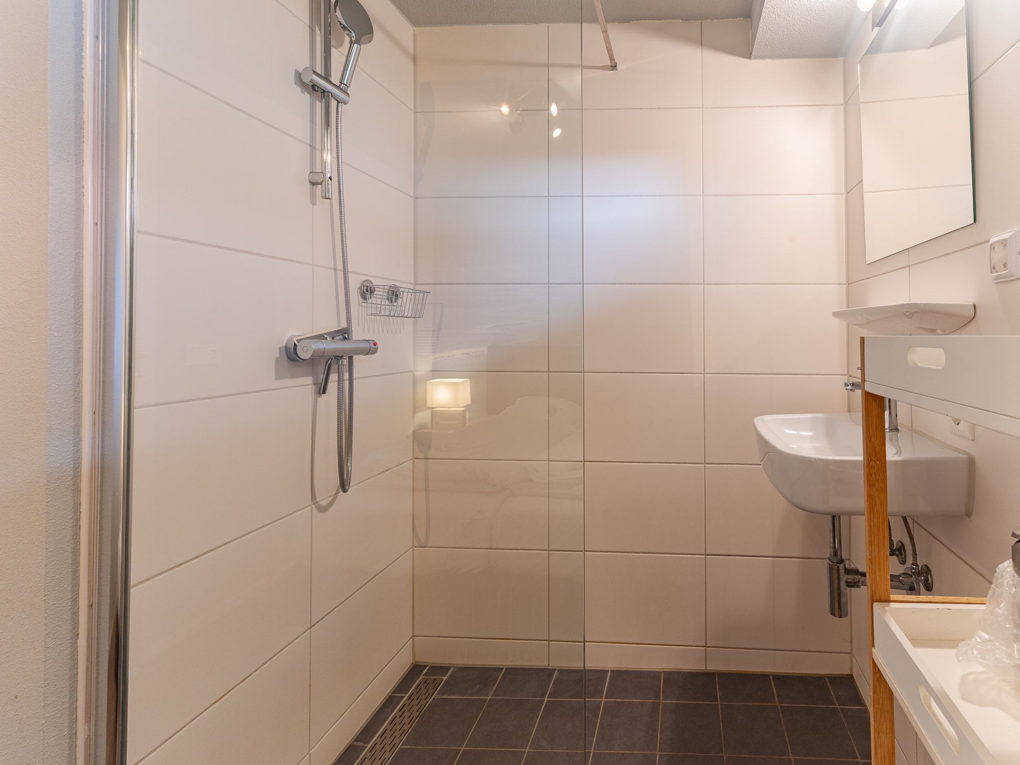 De badkamer van Zonnedorp 7 De Meerpaal in Renesse | Comfortable holiday house close to the beach in Renesse