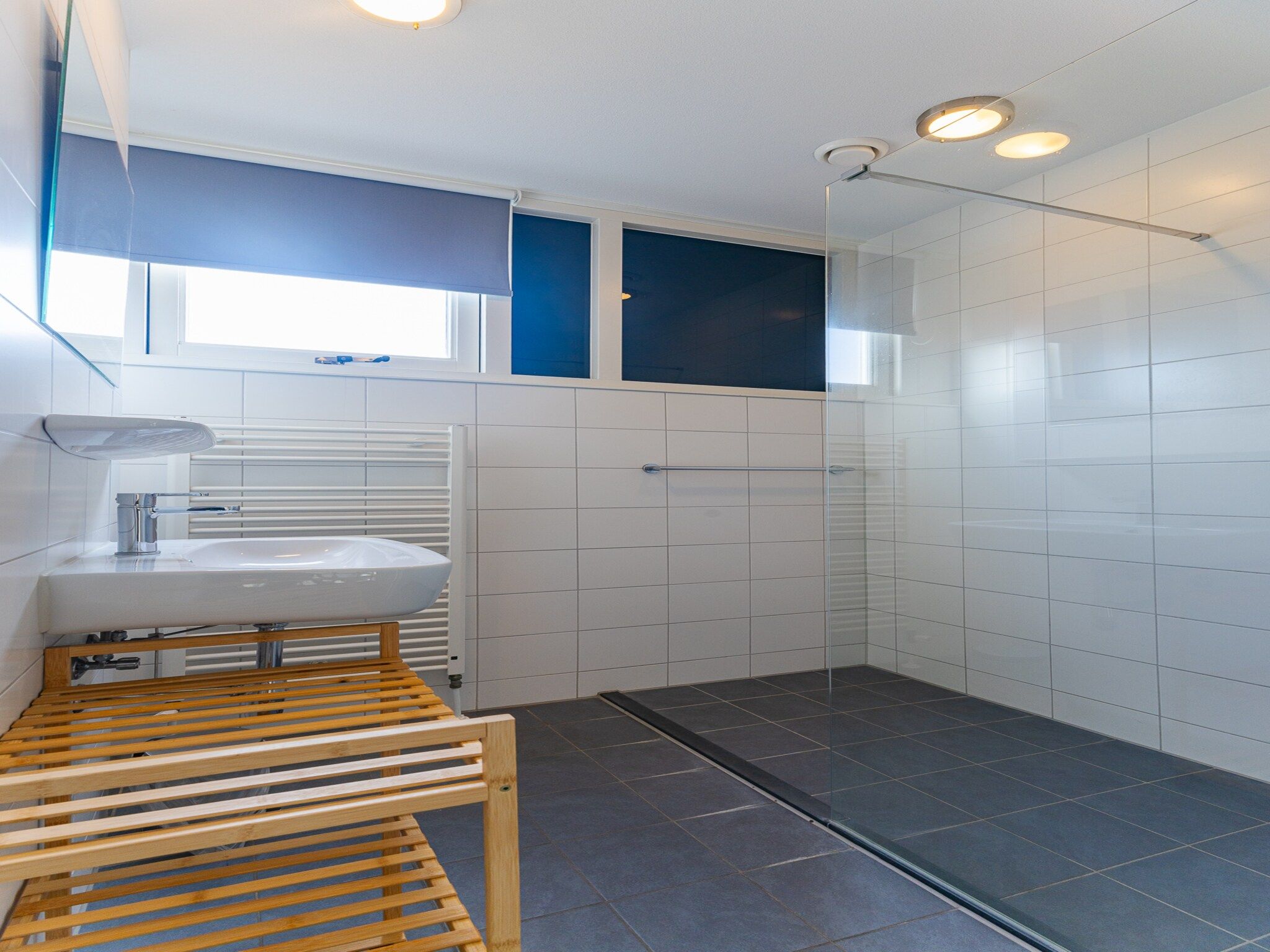 De badkamer van Zonnedorp 7 De Meerpaal in Renesse | Comfortable holiday house close to the beach in Renesse