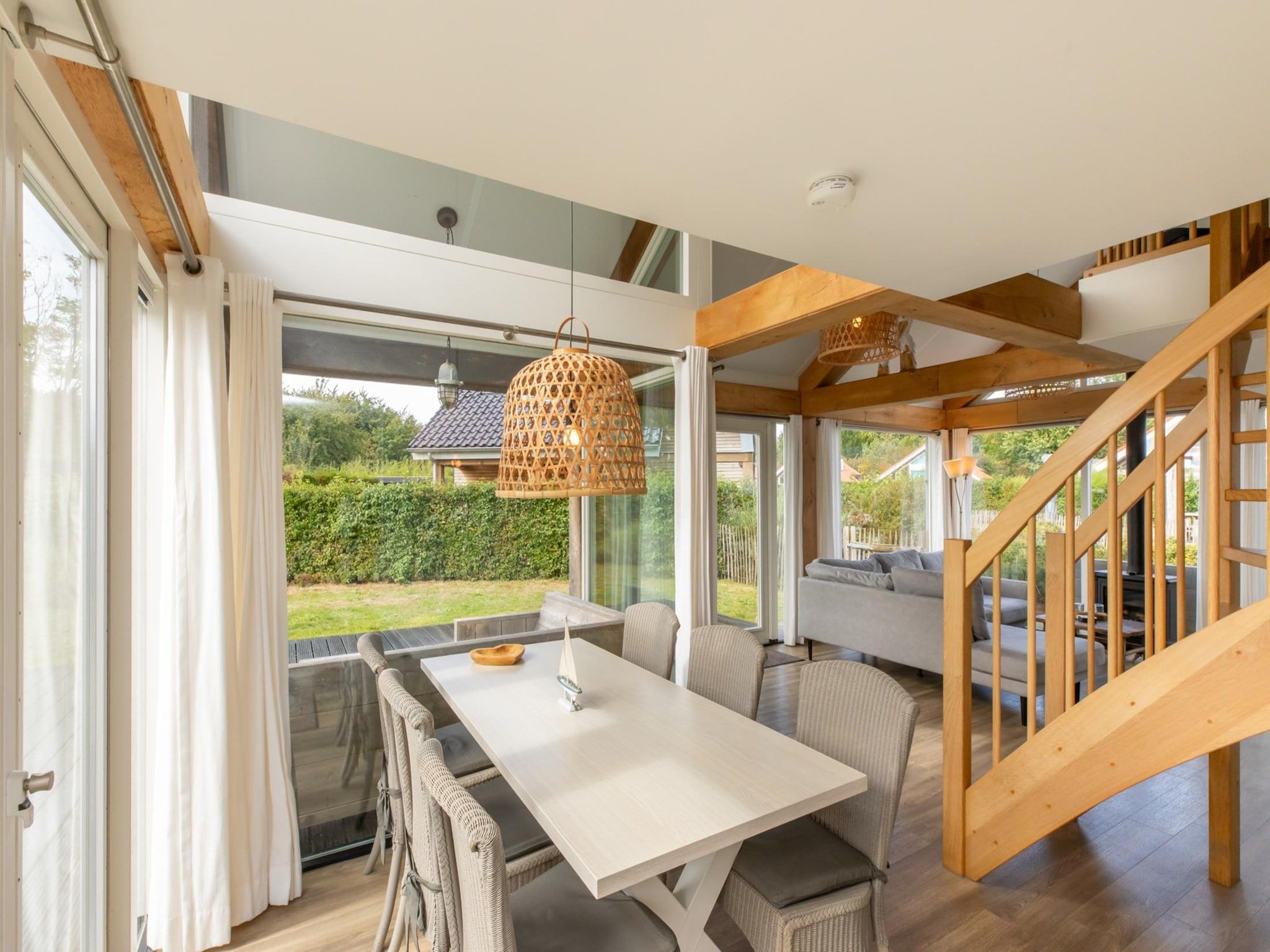 De eetkamer van Zonnedorp Kavel 10 Renesse | Villa near the Beach & with Spacious Garden in Renesse