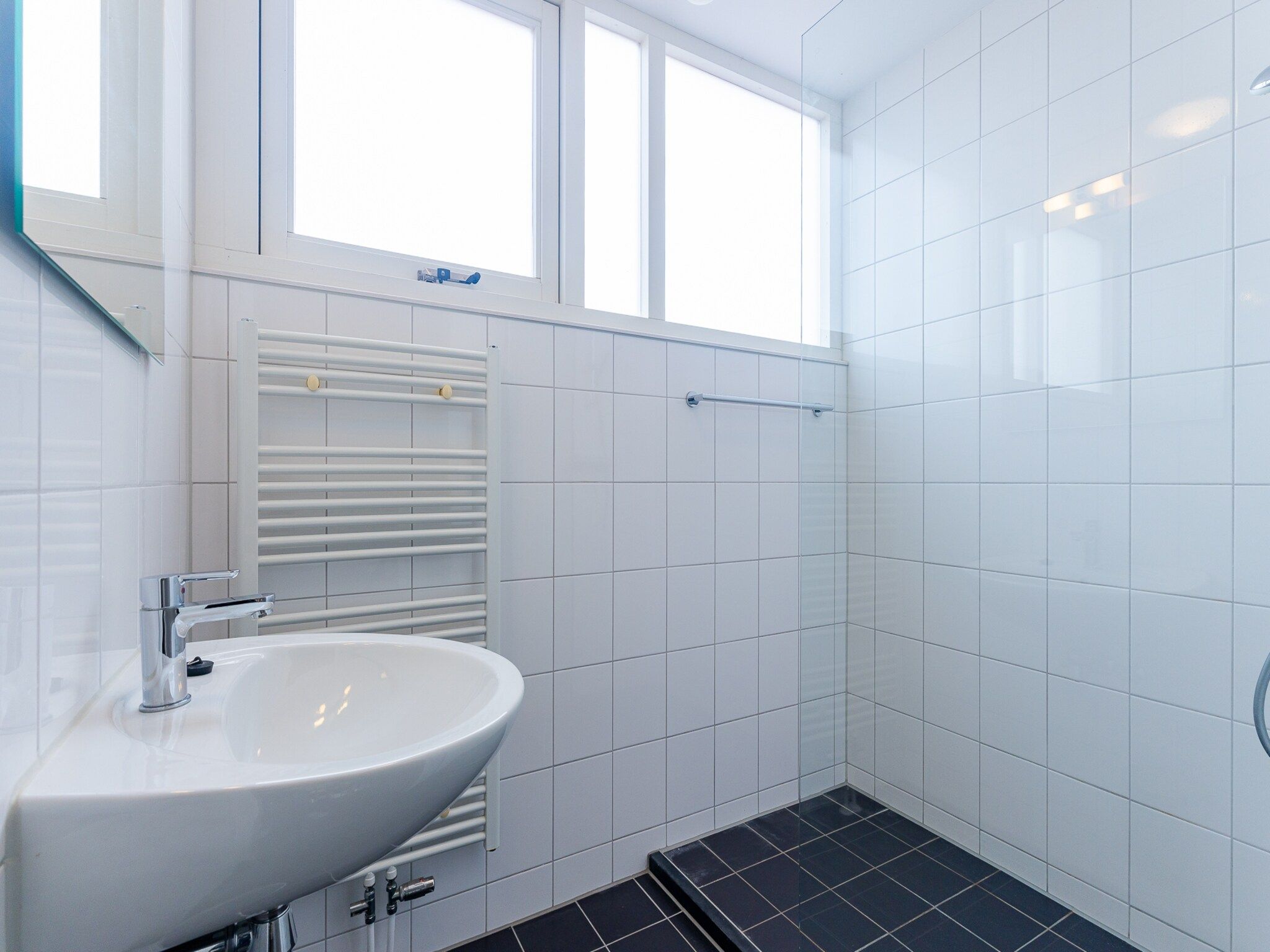 De badkamer van Zonnedorp 19 Modern holiday home Renesse | Beach within walking distance in Renesse