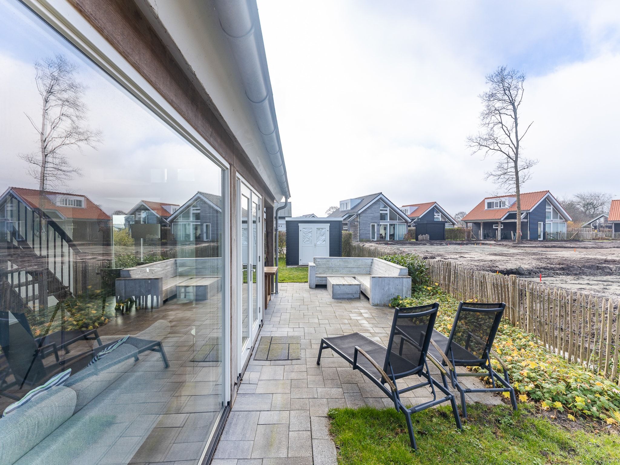 Het terras van Zonnedorp 19 Modern holiday home Renesse | Beach within walking distance in Renesse