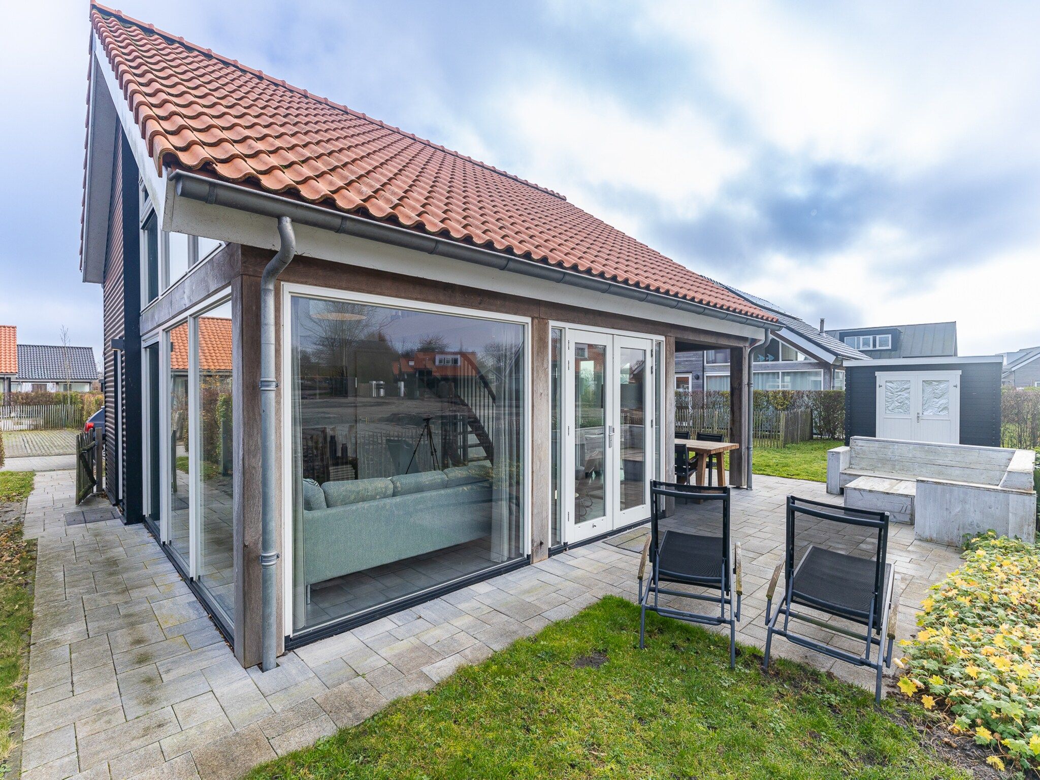 De buitenkant van Zonnedorp 19 Modern holiday home Renesse | Beach within walking distance in Renesse