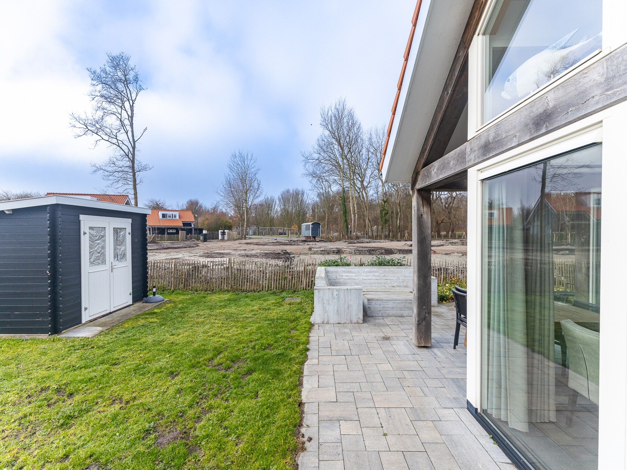 De tuin van Zonnedorp 19 Modern holiday home Renesse | Beach within walking distance in Renesse