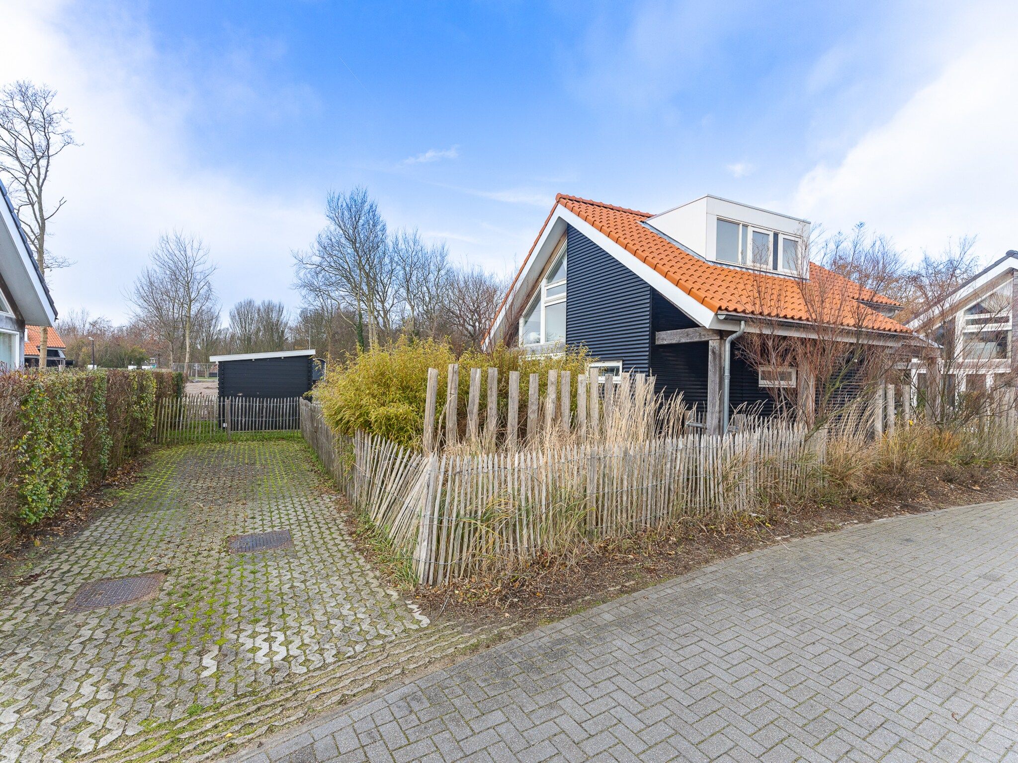 De buitenkant van Zonnedorp 19 Modern holiday home Renesse | Beach within walking distance in Renesse