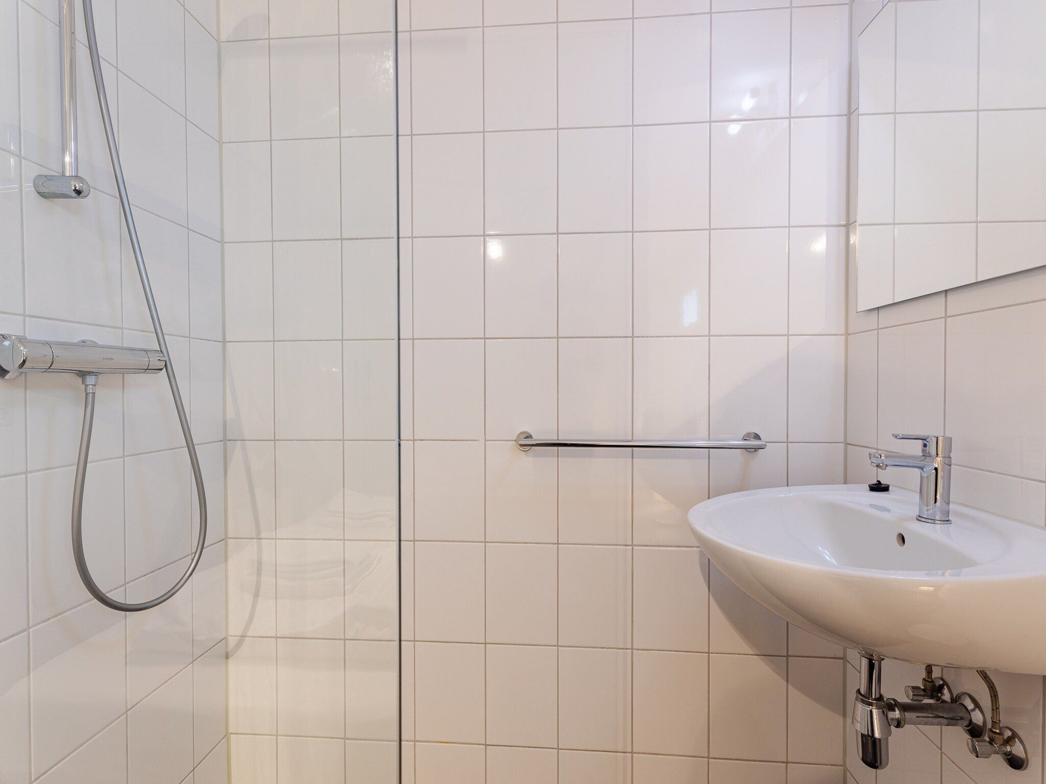 De badkamer van Zonnedorp 19 Modern holiday home Renesse | Beach within walking distance in Renesse