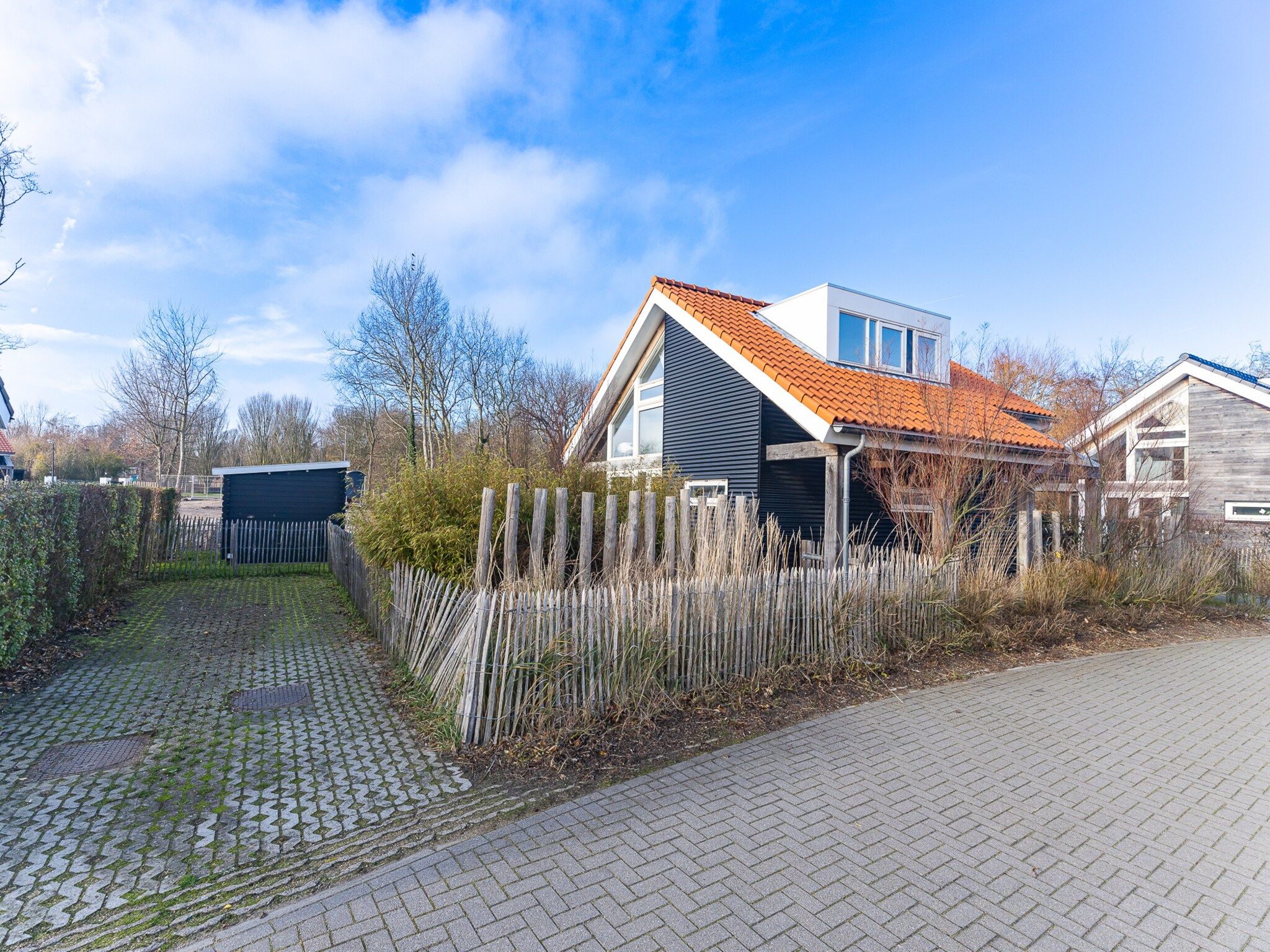 De buitenkant van Zonnedorp 19 Modern holiday home Renesse | Beach within walking distance in Renesse