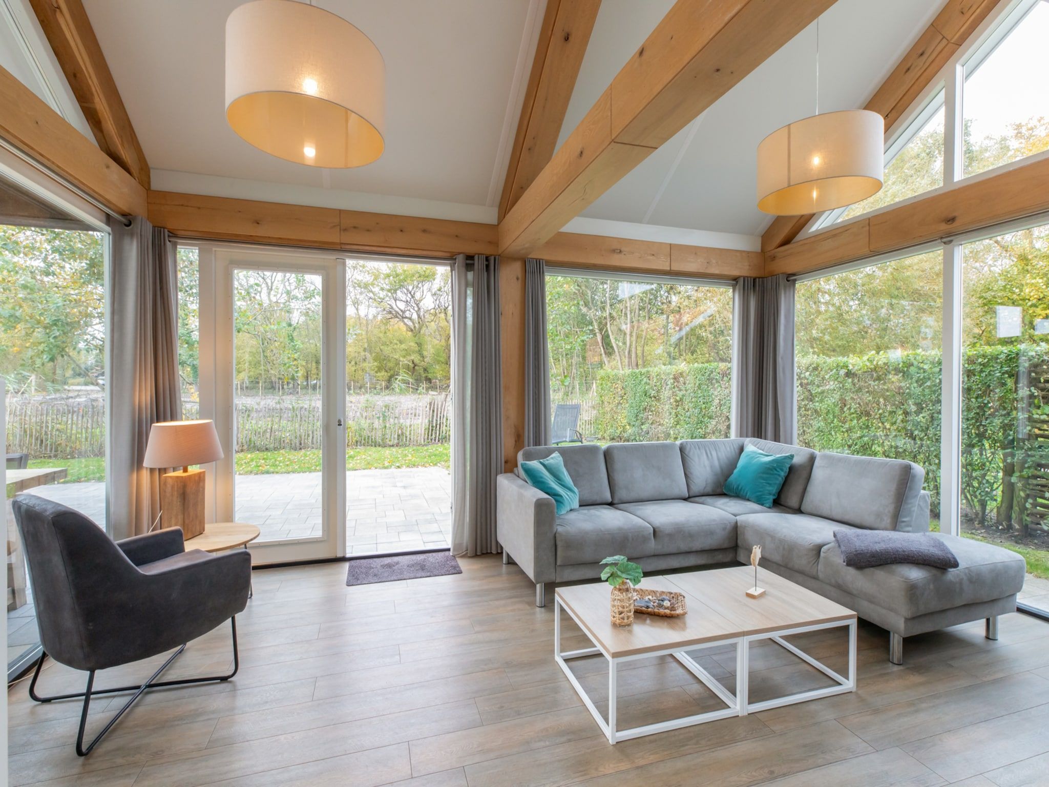 De woonkamer van Zonnedorp 21  Beach Villa Joya Renesse | Luxury Beach Villa with Sauna in Renesse