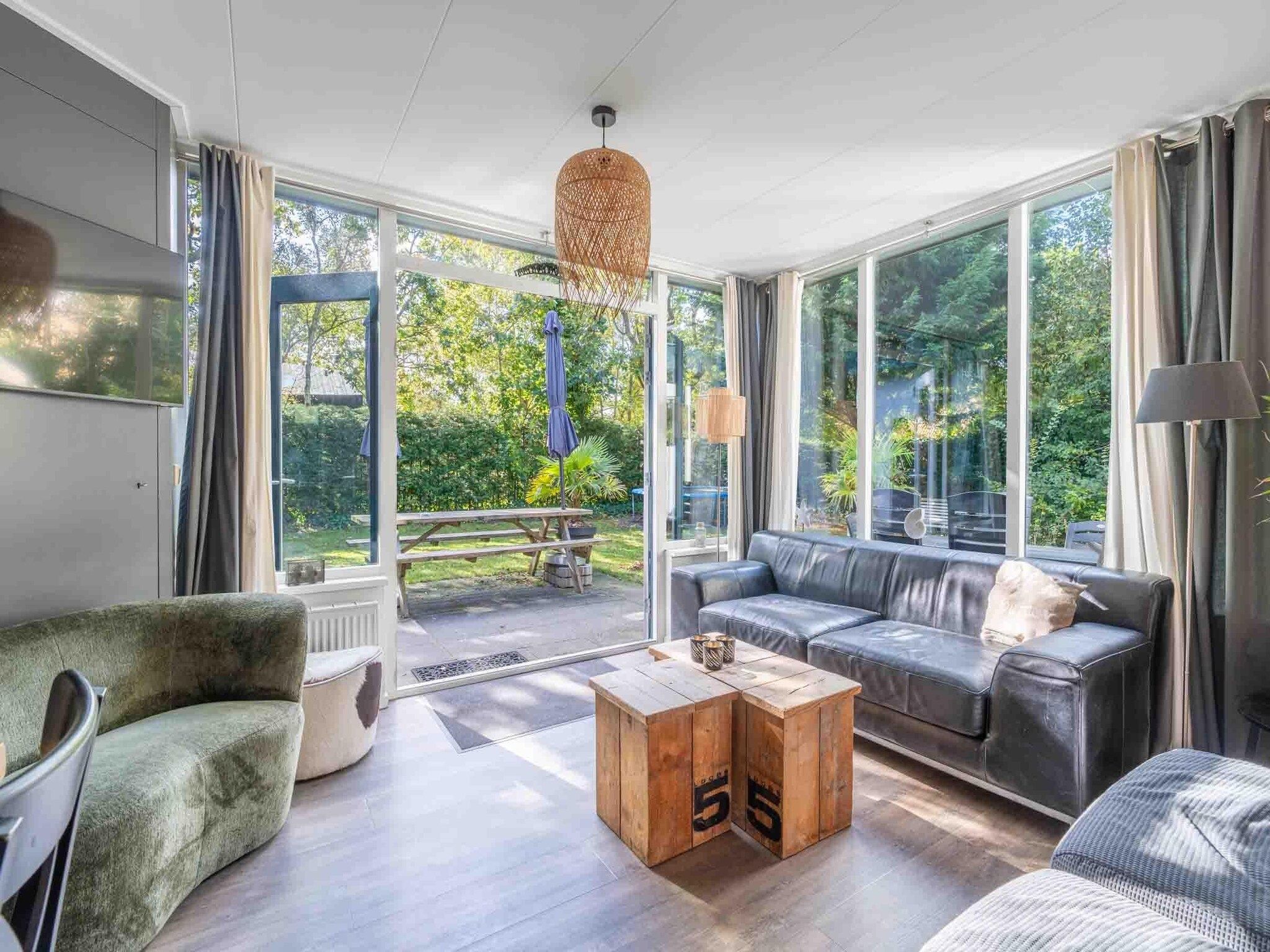 De woonkamer van Pelikaanweg 21 in De Koog