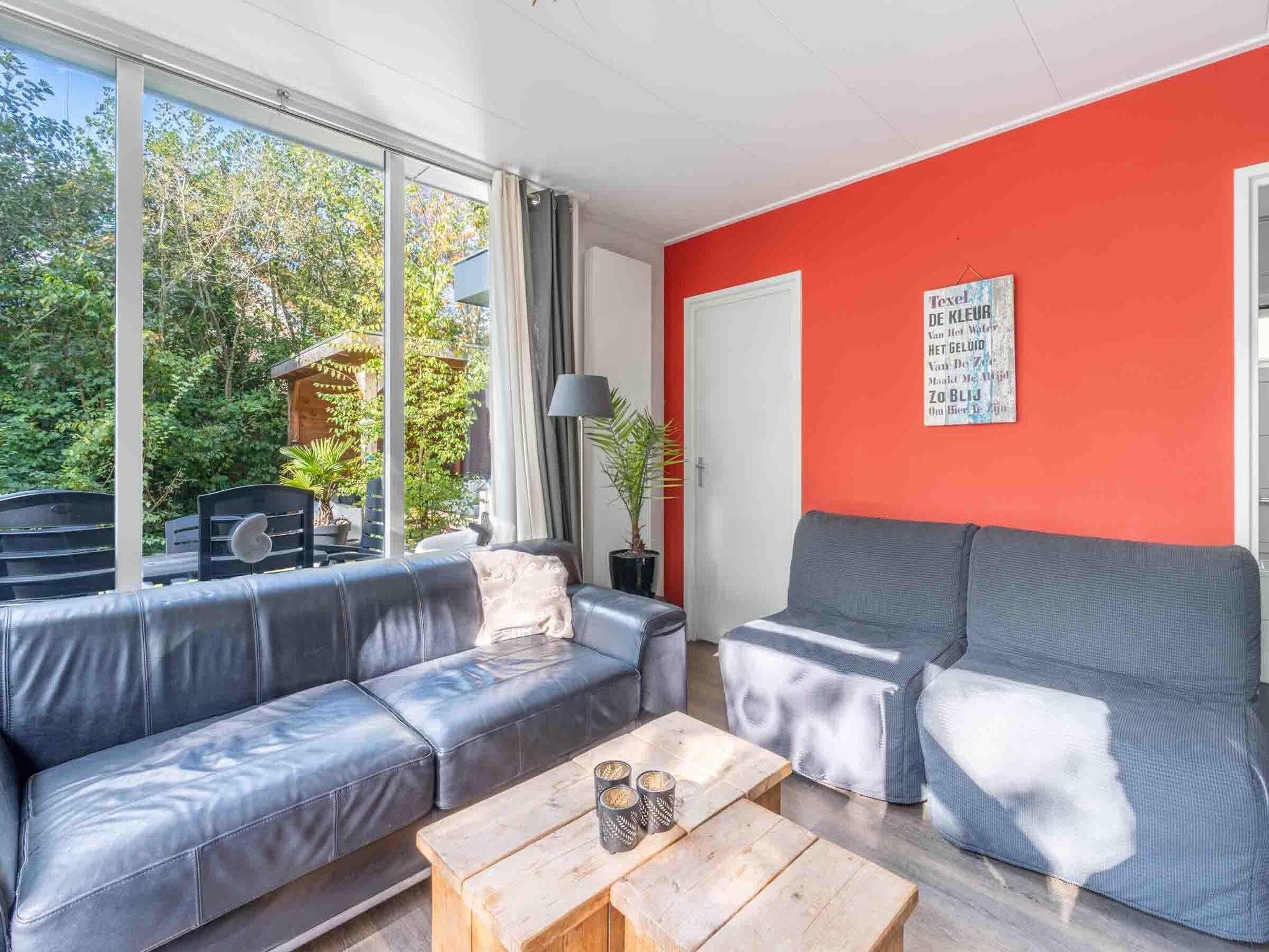 De woonkamer van Pelikaanweg 21 in De Koog