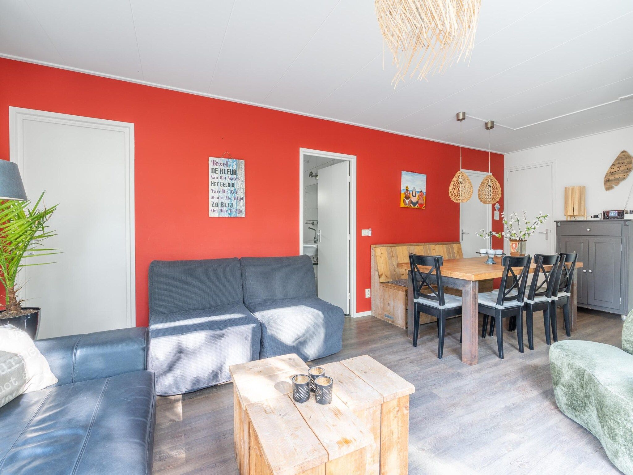 De woonkamer van Pelikaanweg 21 in De Koog