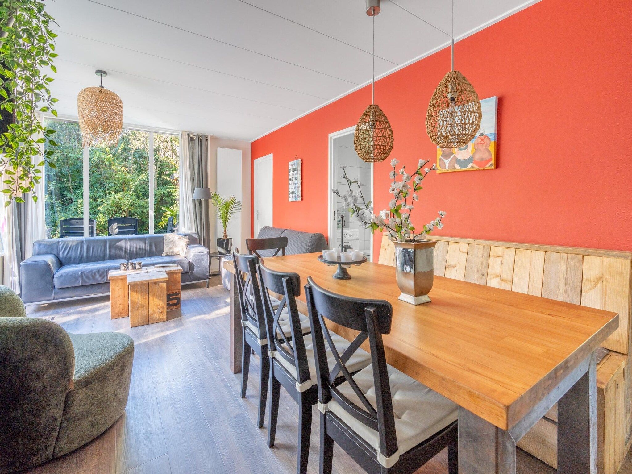 De eetkamer van Pelikaanweg 21 in De Koog