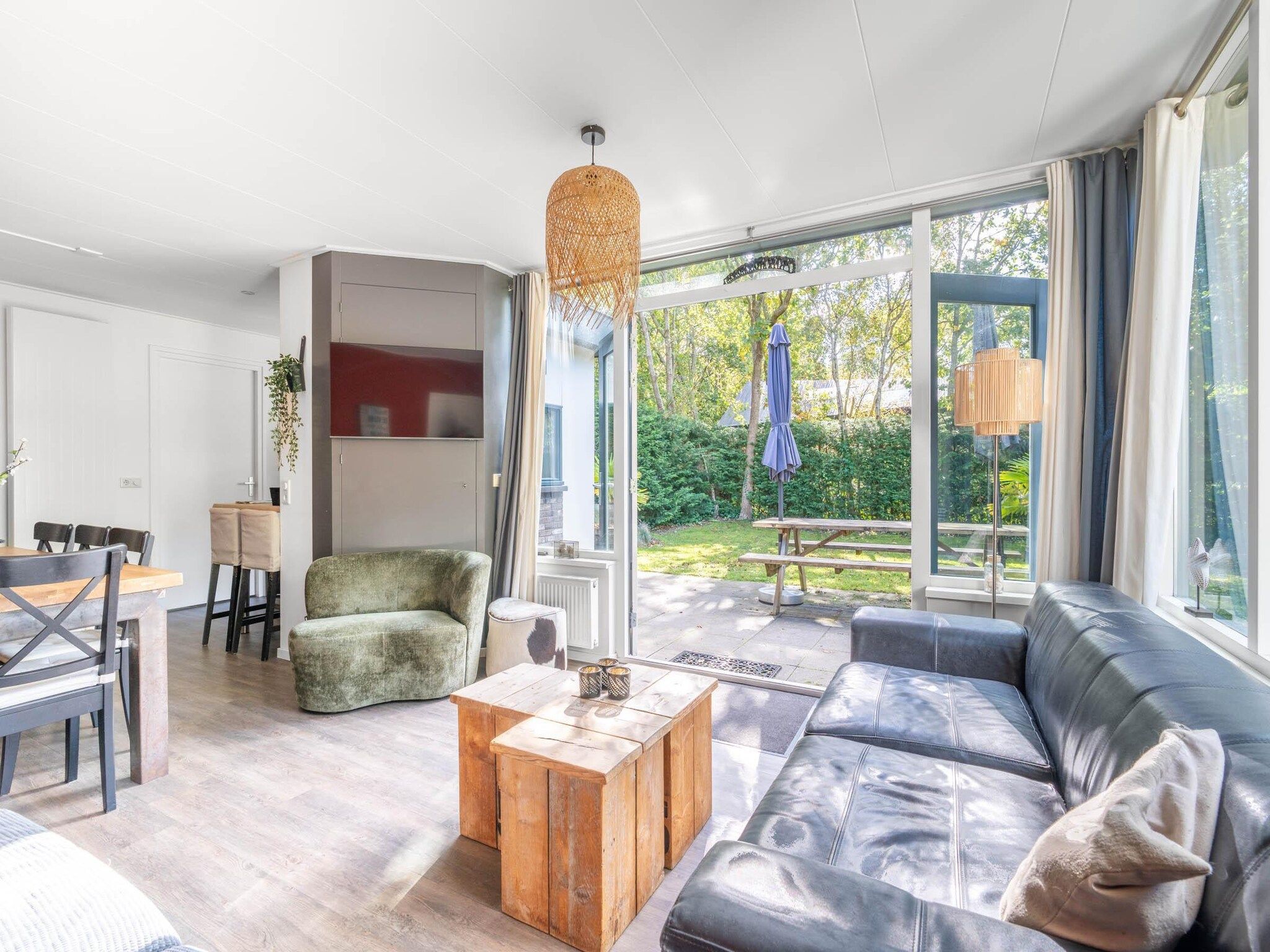 De woonkamer van Pelikaanweg 21 in De Koog