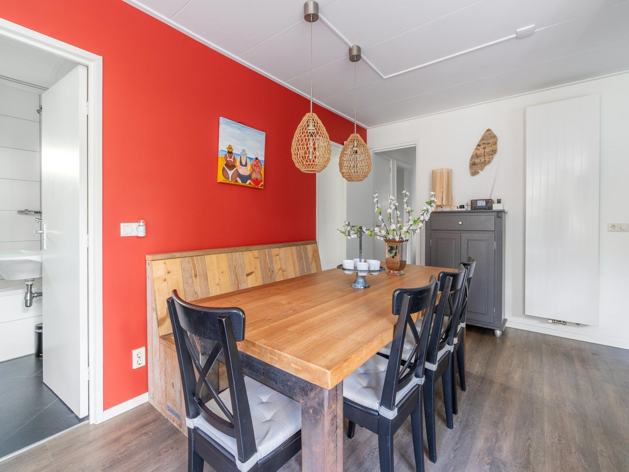 De eetkamer van Pelikaanweg 21 in De Koog