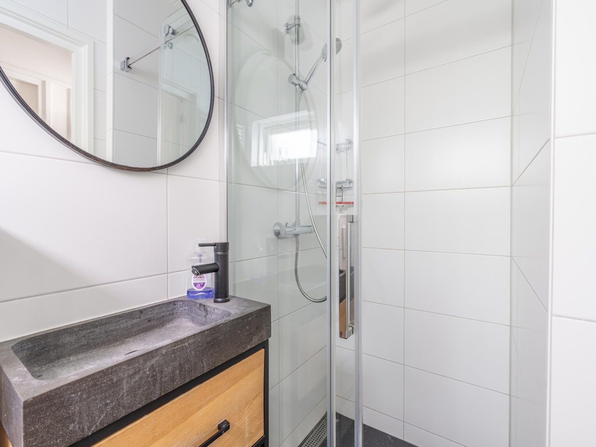 De badkamer van Pelikaanweg 21 in De Koog