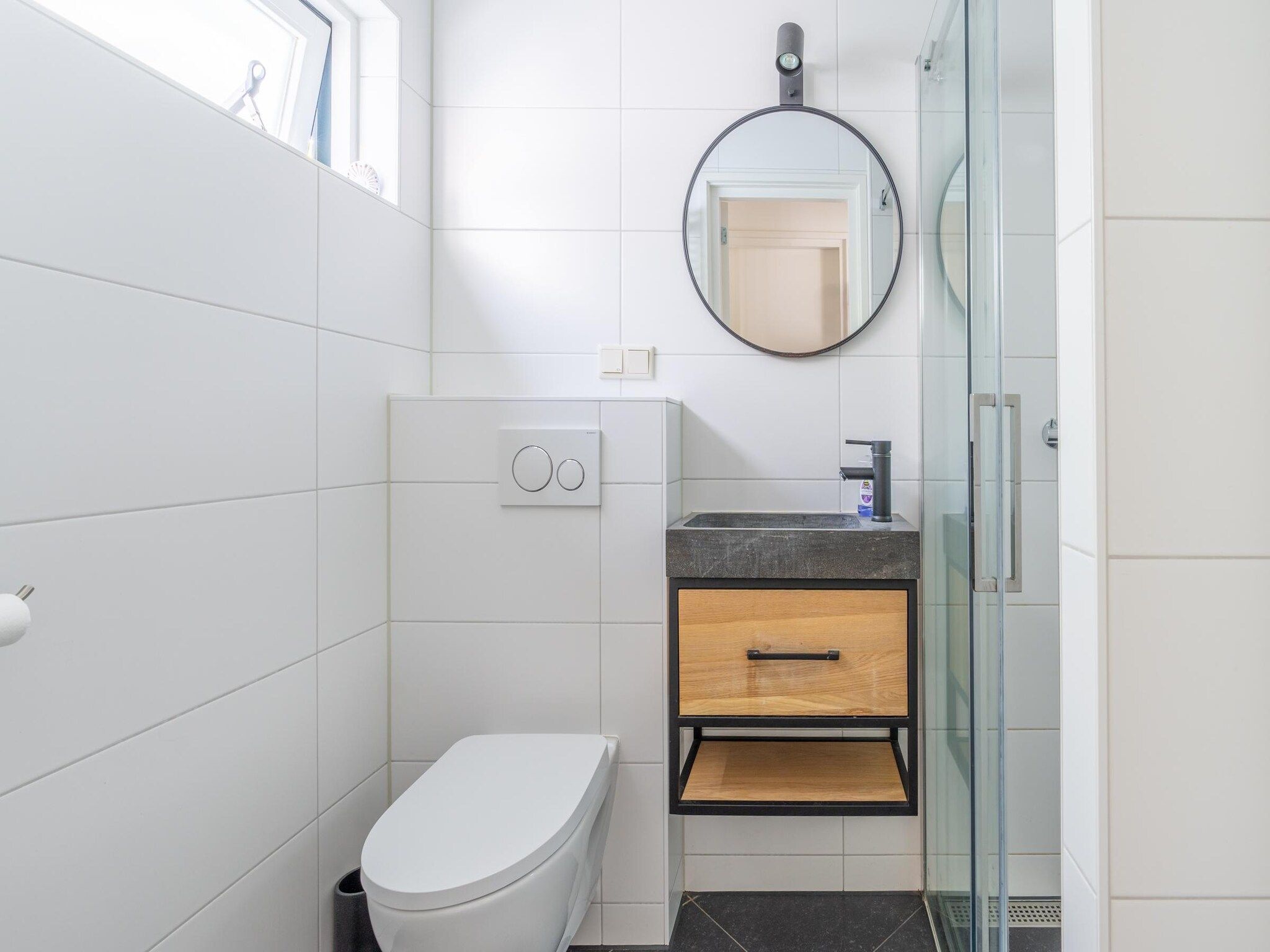 De badkamer van Pelikaanweg 21 in De Koog