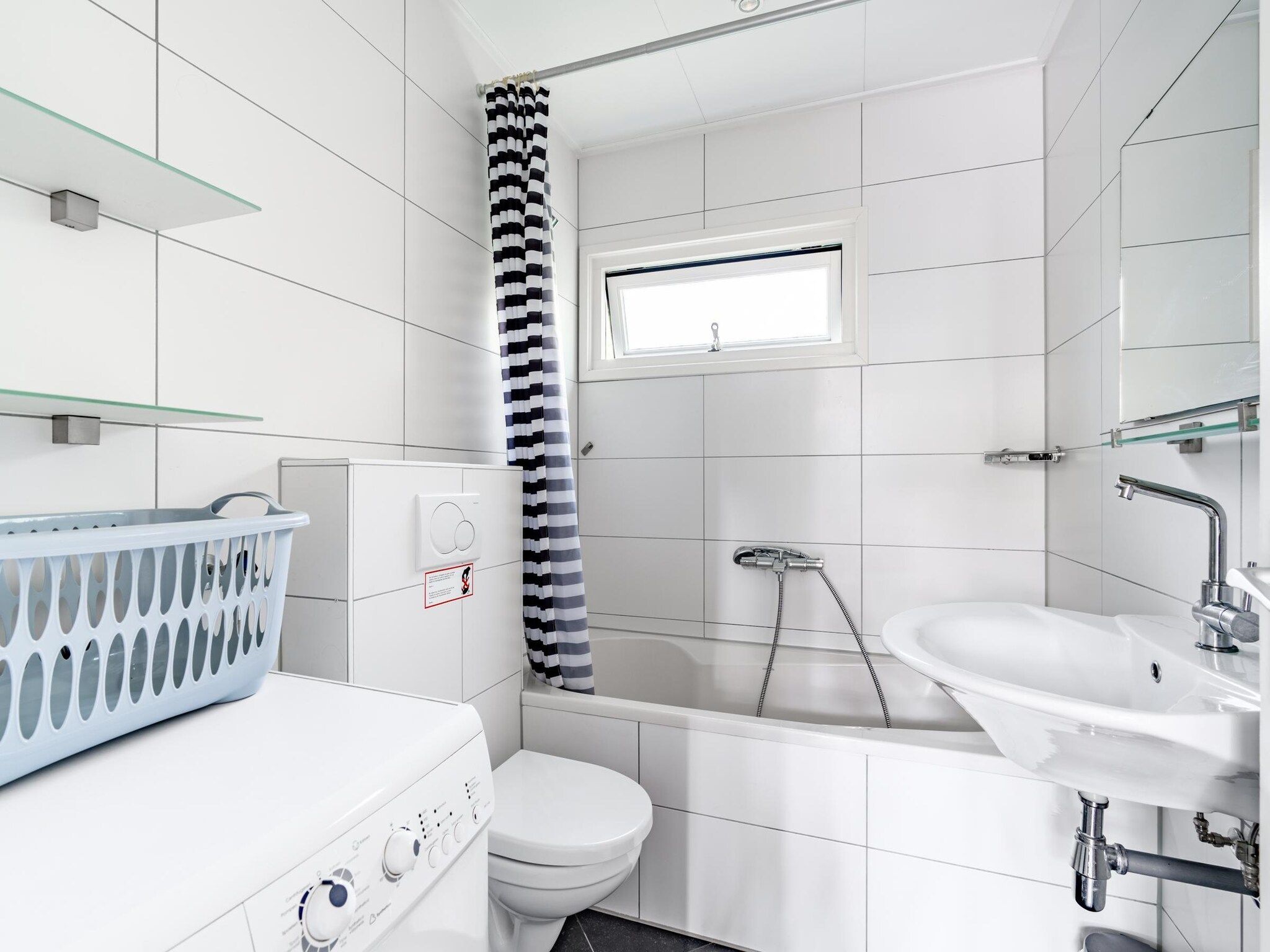 De badkamer van Pelikaanweg 21 in De Koog