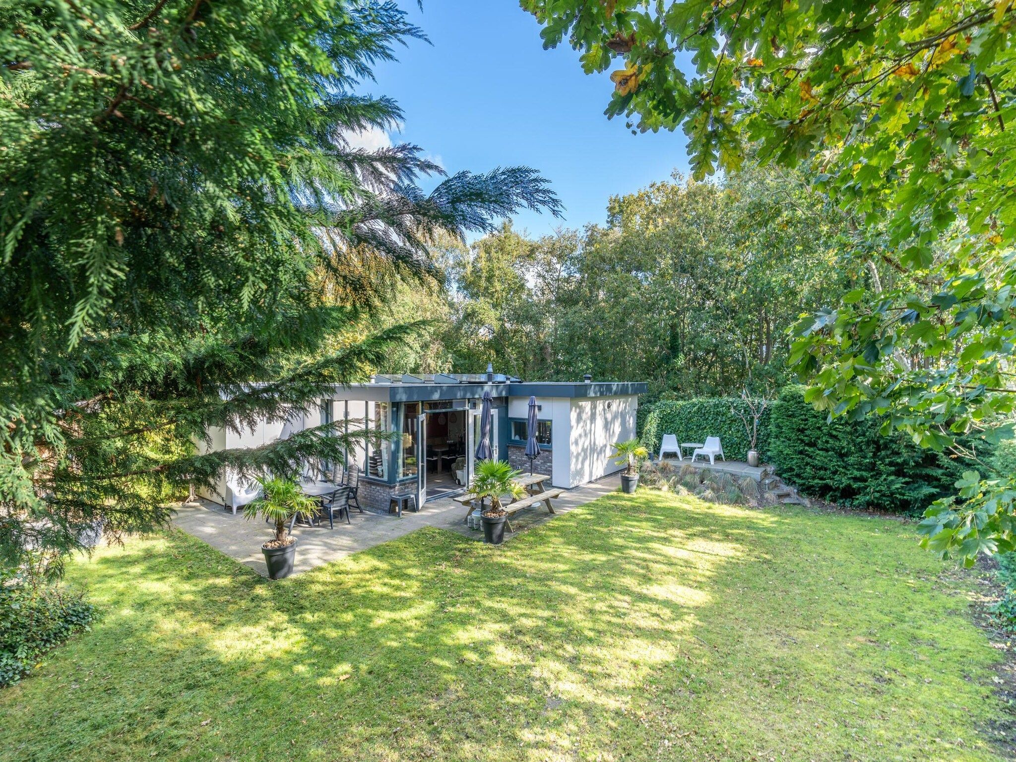 De tuin van Pelikaanweg 21 in De Koog