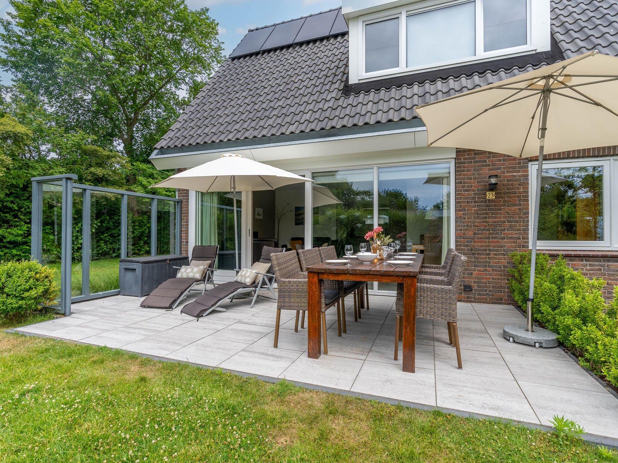 Het terras van Tempelierweg 23 in Den Burg