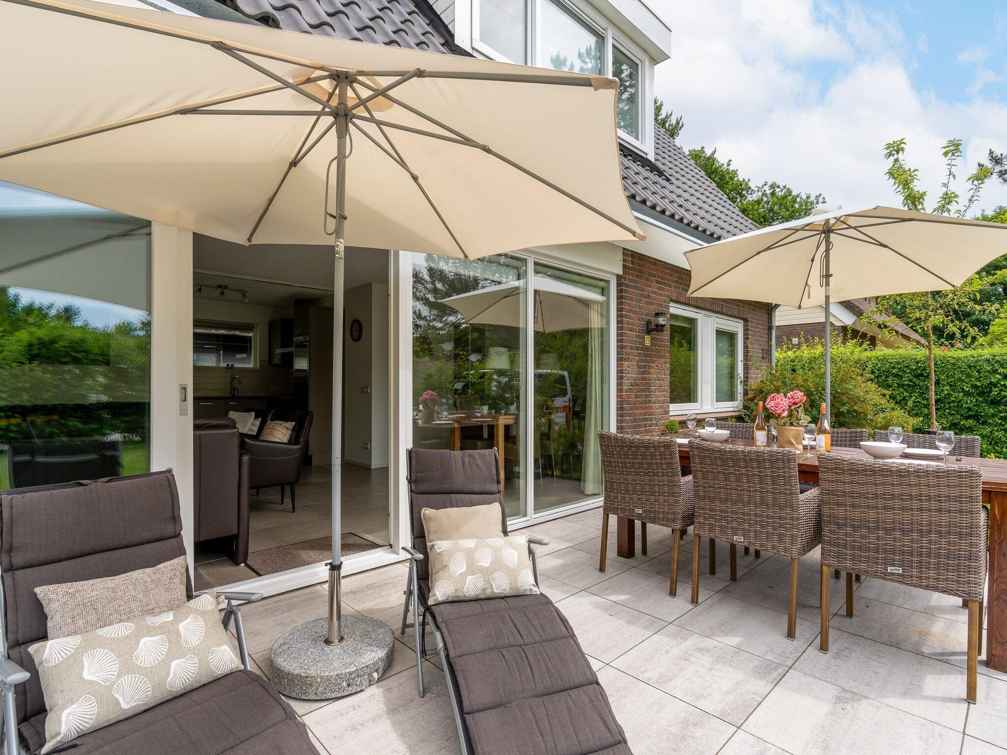 Het terras van Tempelierweg 23 in Den Burg