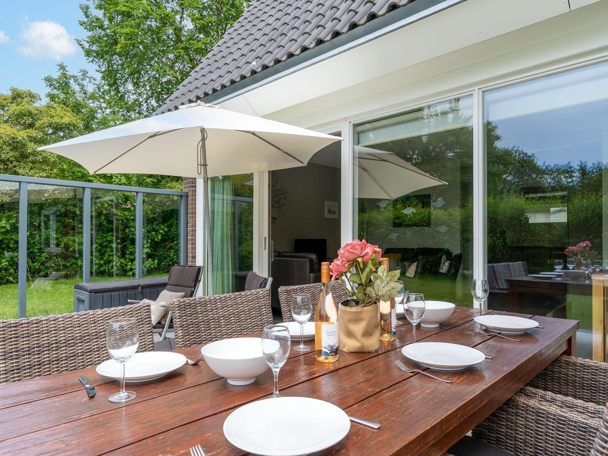 Het terras van Tempelierweg 23 in Den Burg