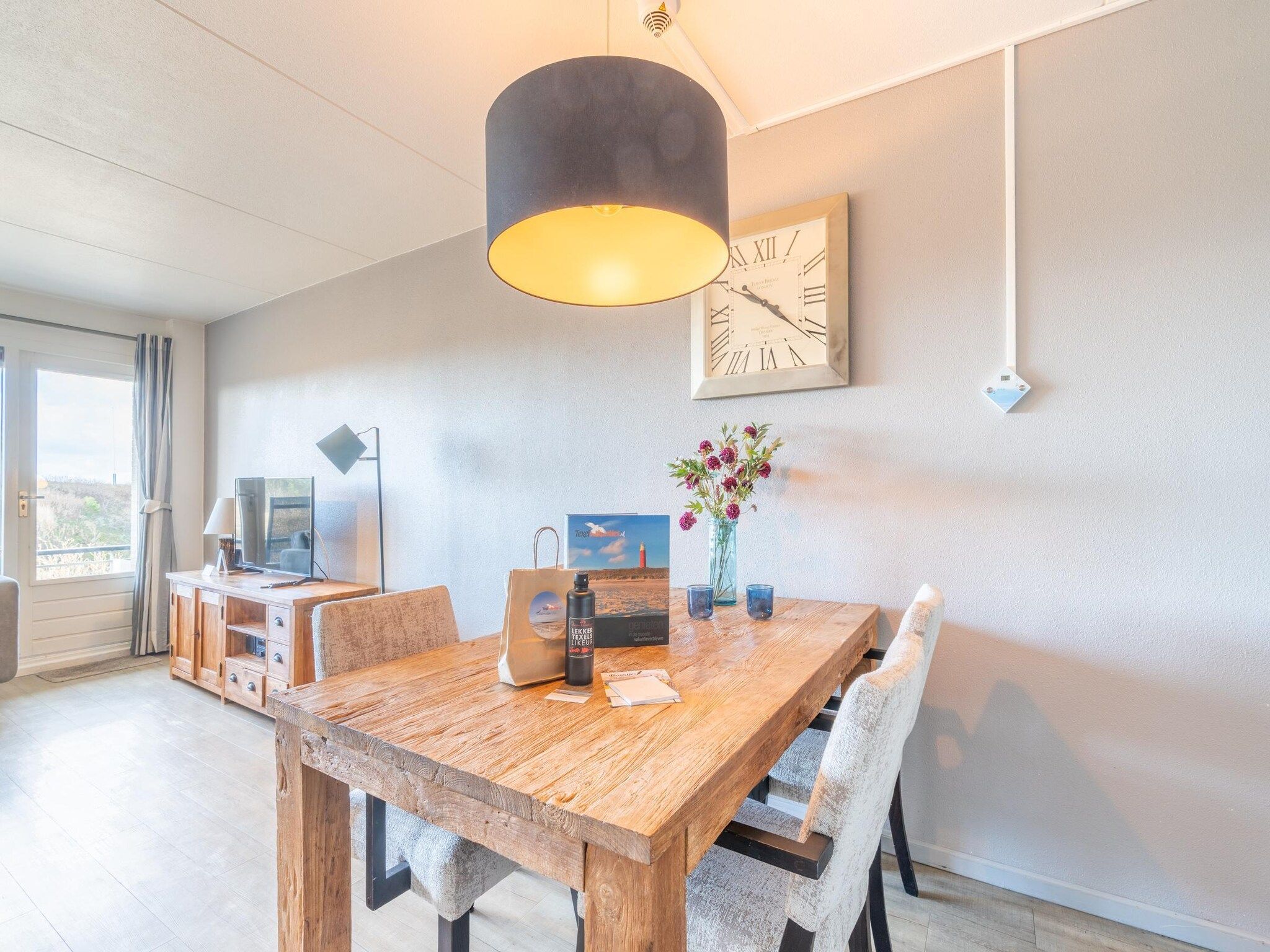 De woonkamer van Juliana 046 in De Koog