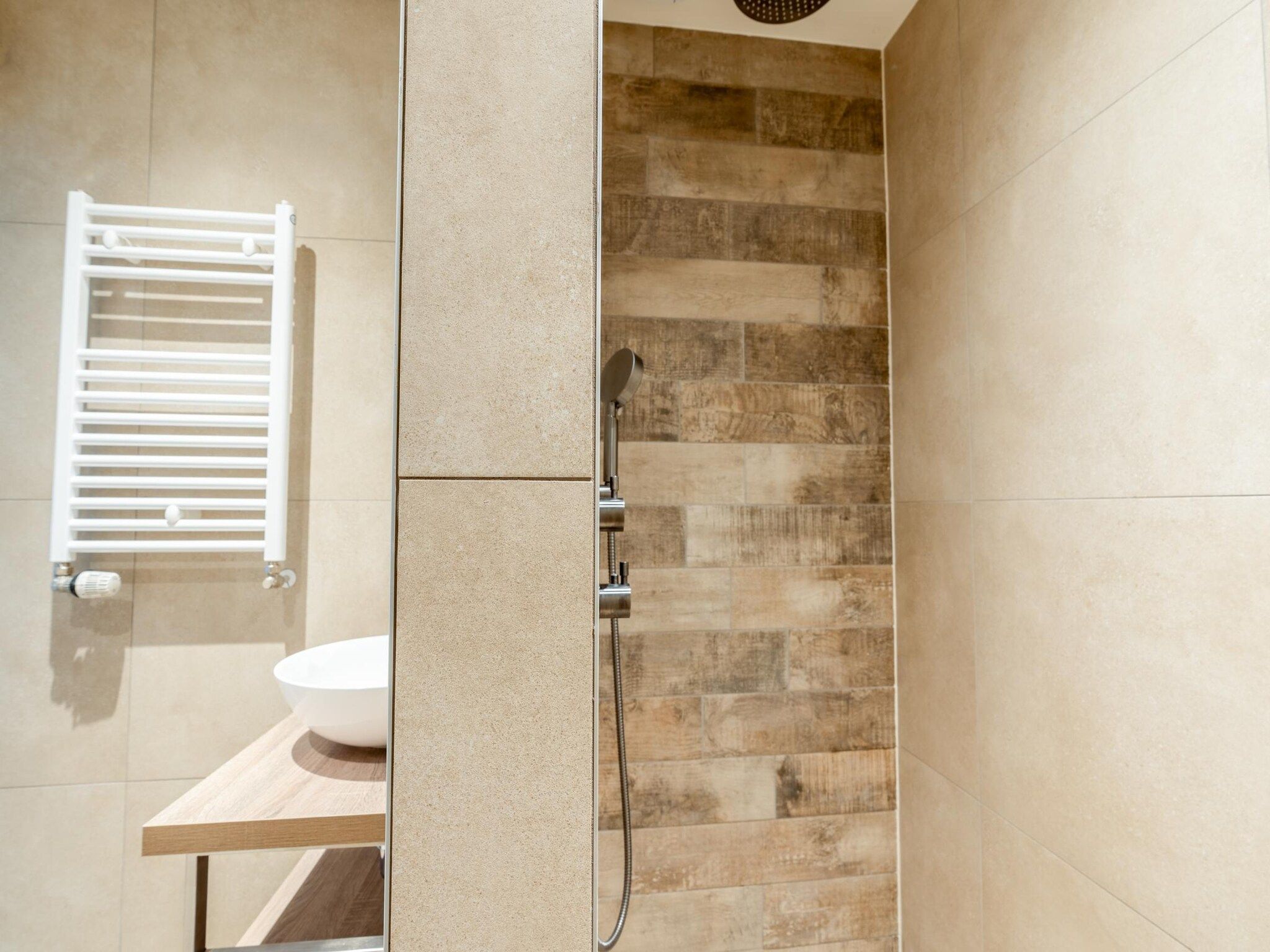 De badkamer van De Anna 224 - Wind in De Koog