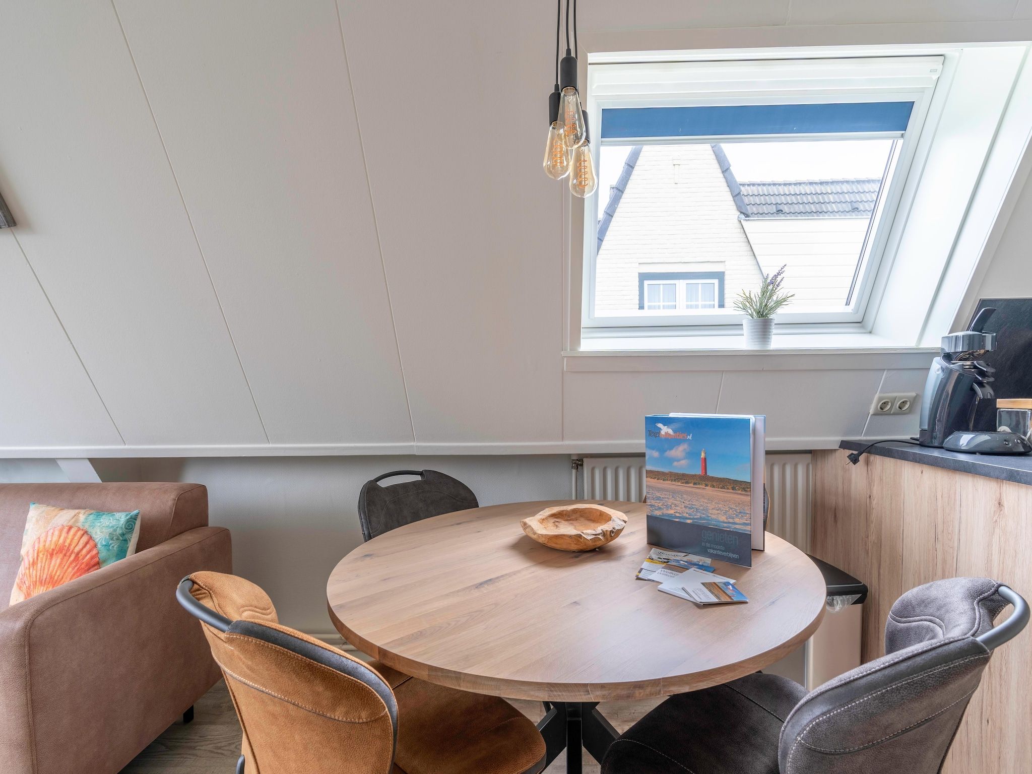 De woonkamer van De Anna 224 - Wind in De Koog