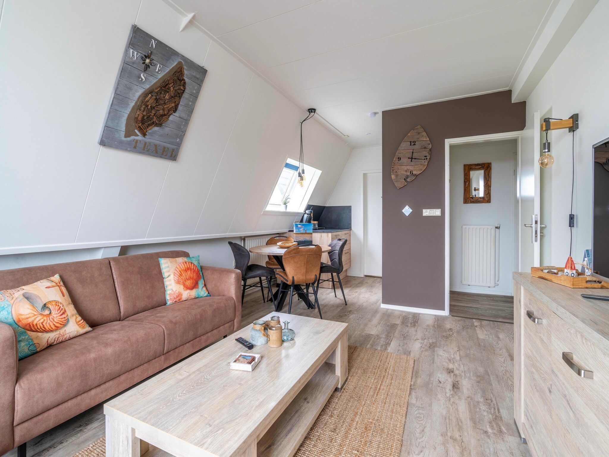 De woonkamer van De Anna 224 - Wind in De Koog