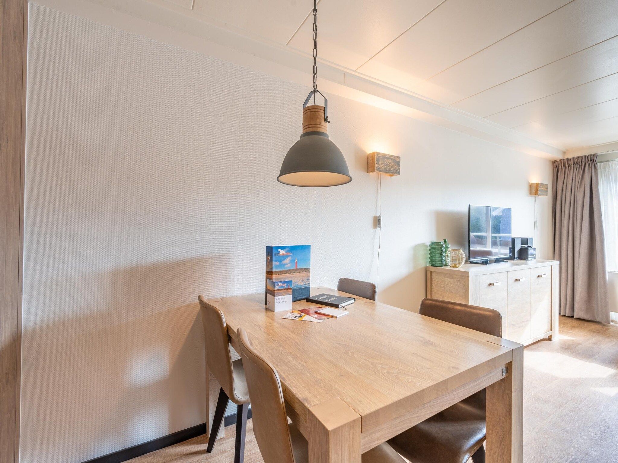 De eetkamer van De Anna 218 - Zee in De Koog