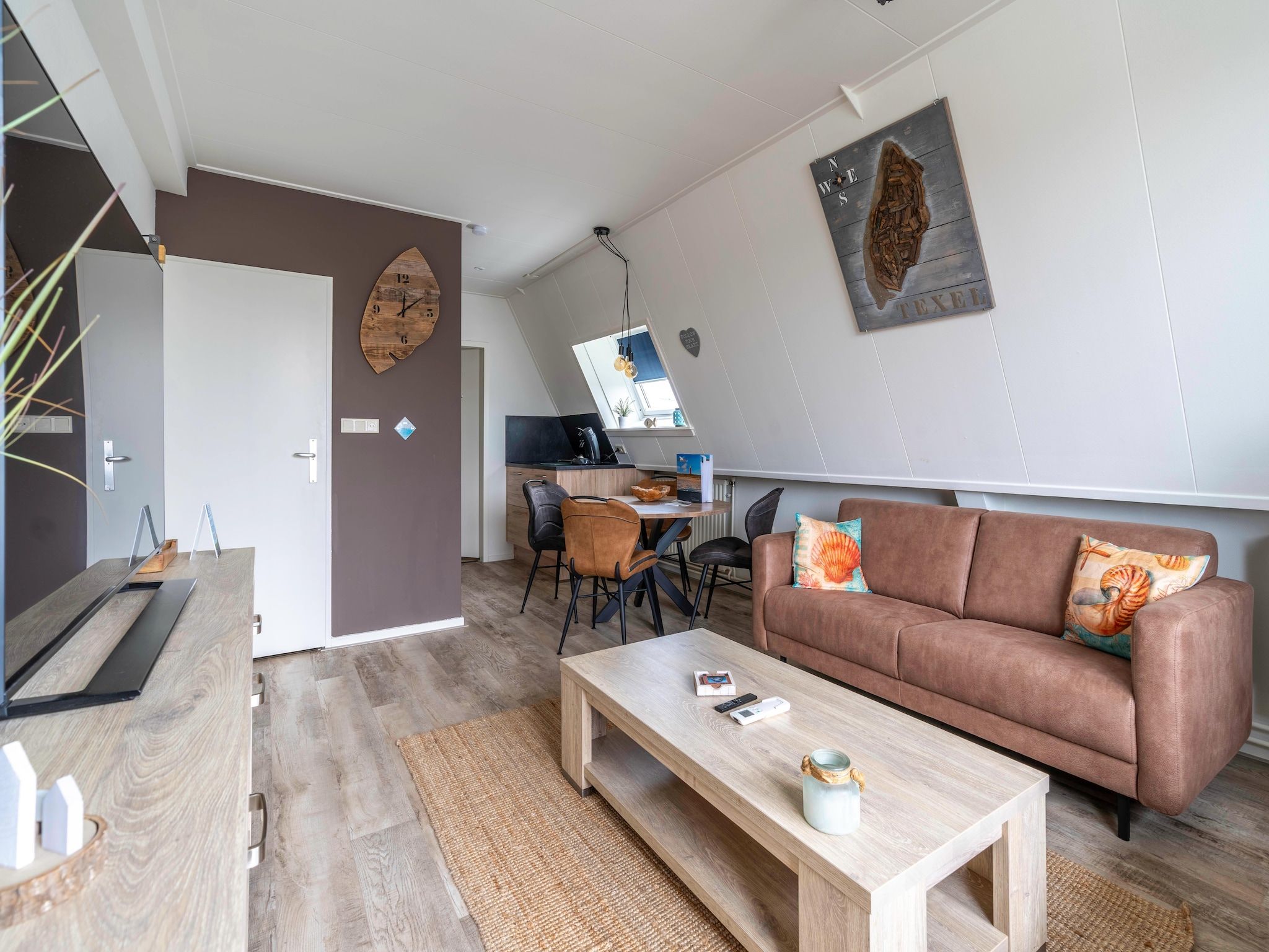 De woonkamer van De Anna 222 - Strand in De Koog