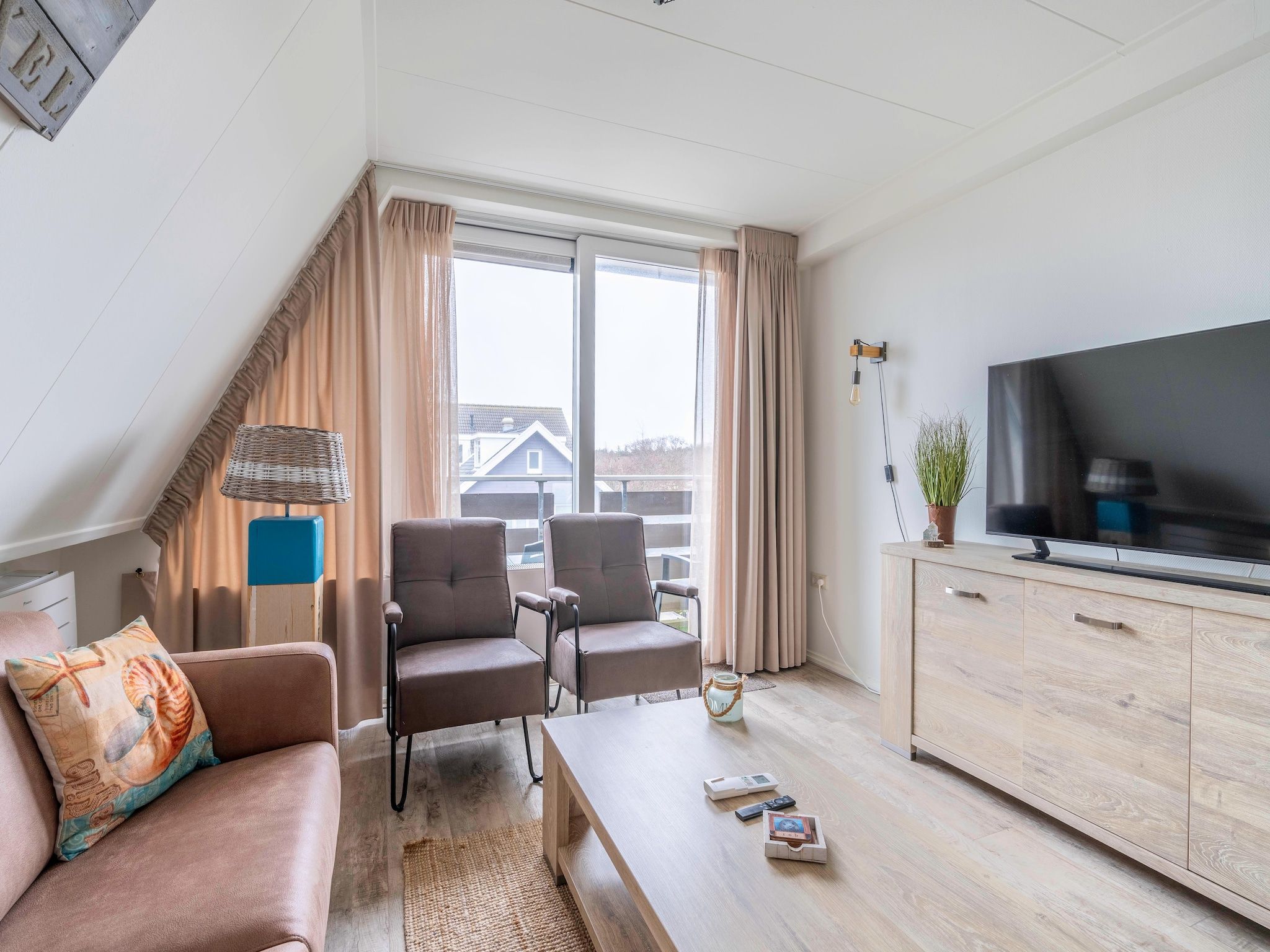 De woonkamer van De Anna 222 - Strand in De Koog