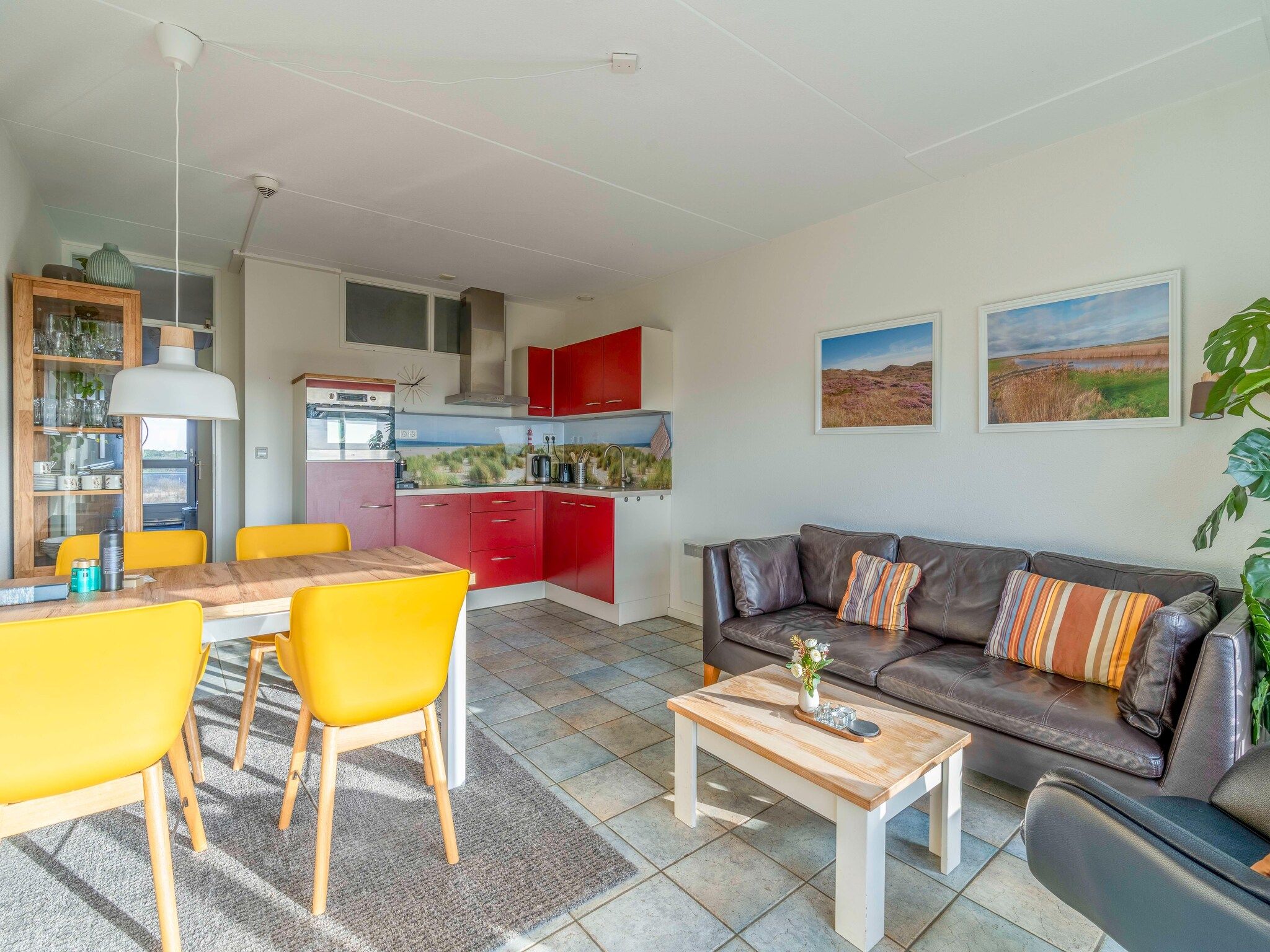 De woonkamer van Juliana 142 in De Koog