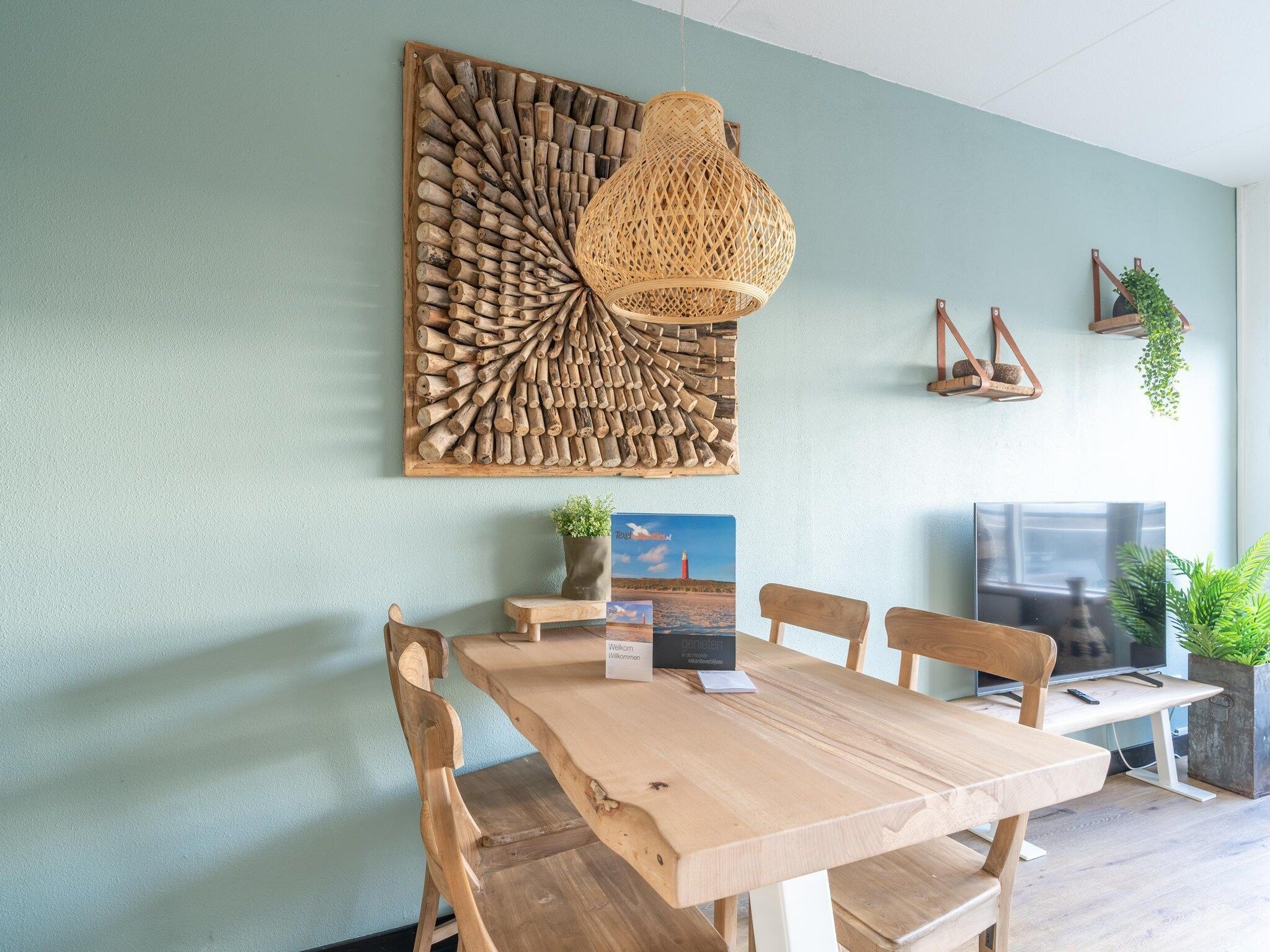 De eetkamer van Juliana 140 in De Koog