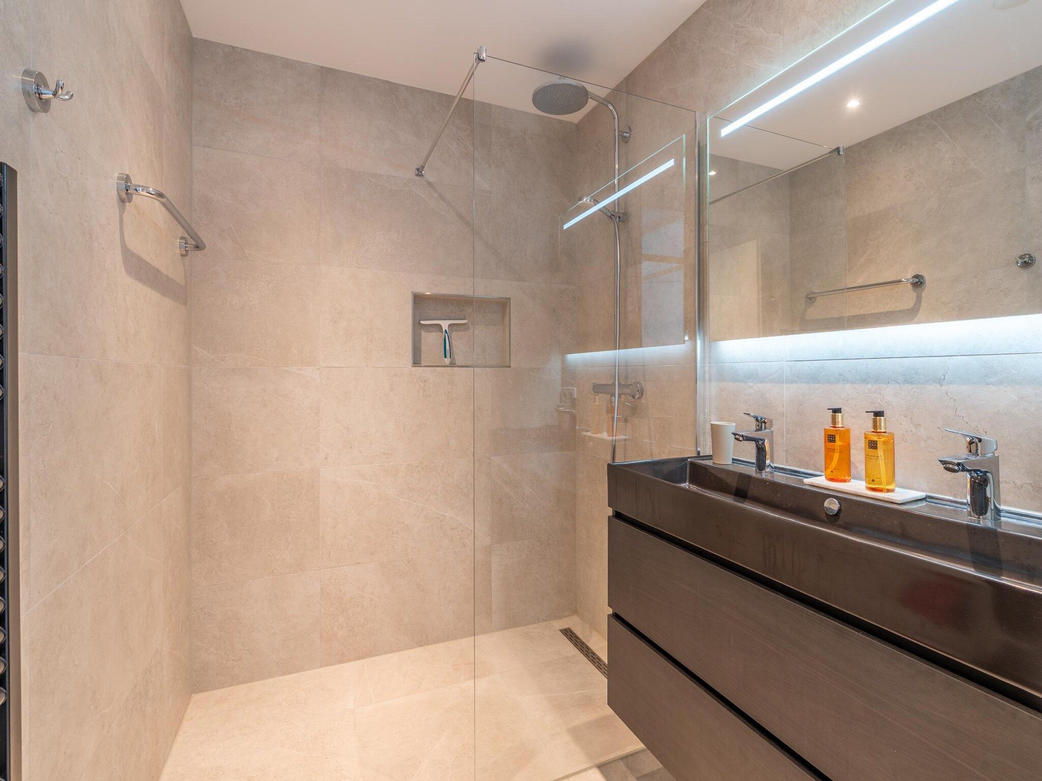 De badkamer van Juliana 152 in De Koog