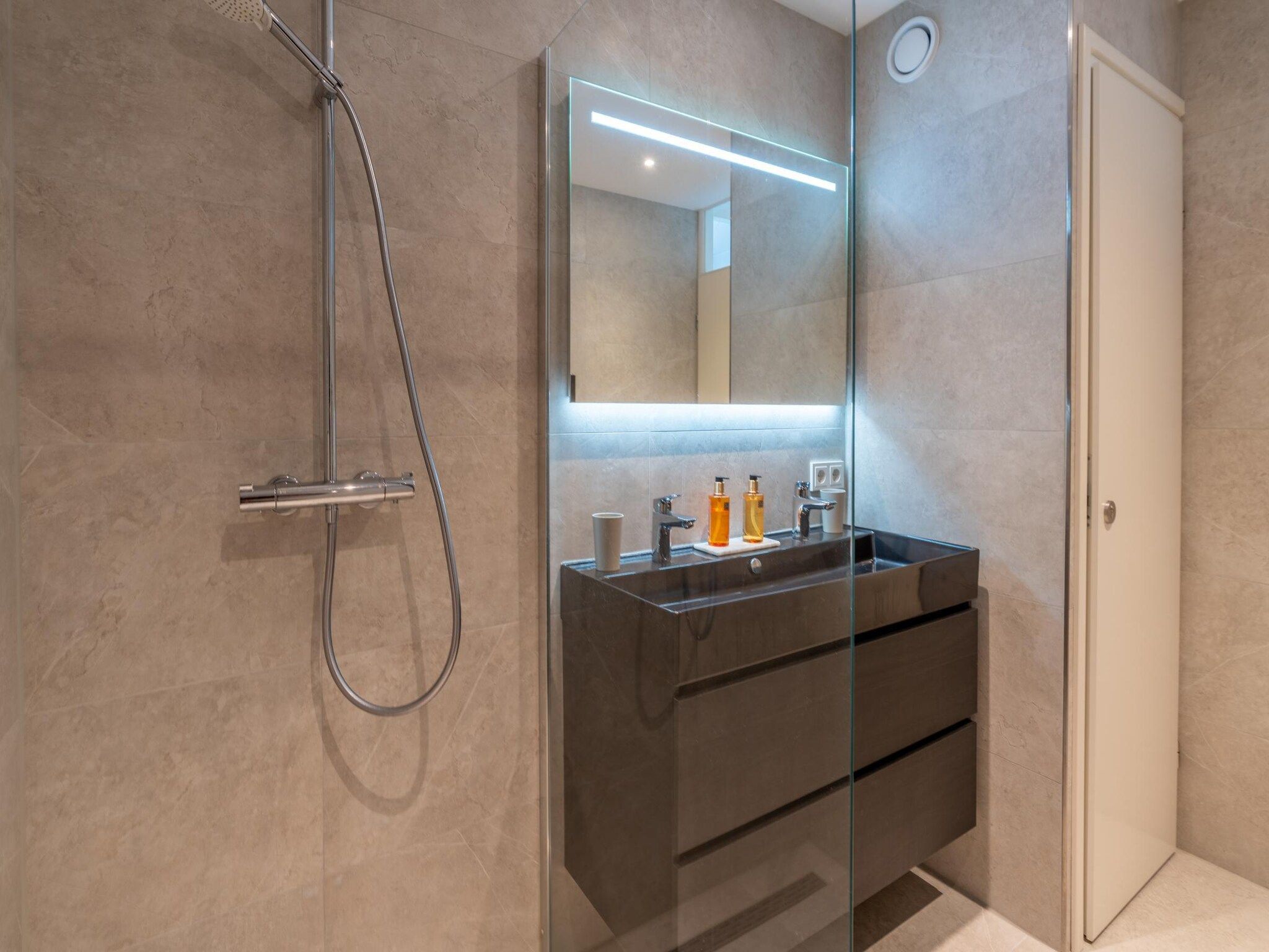 De badkamer van Juliana 152 in De Koog