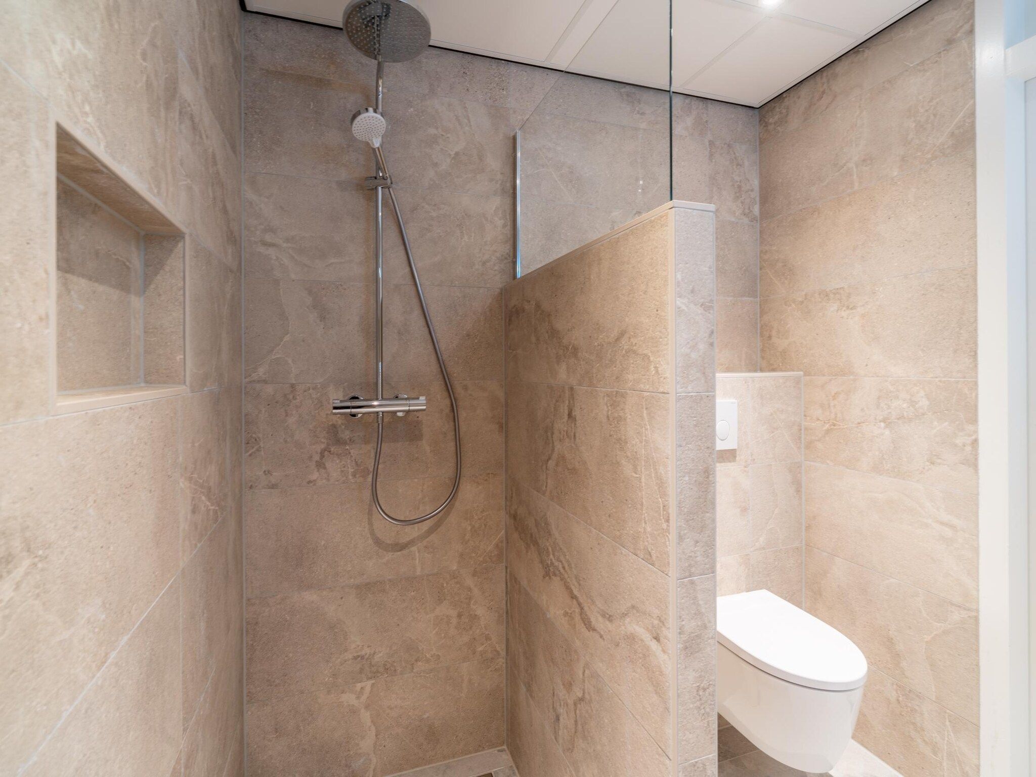 De badkamer van Juliana 060 in De Koog