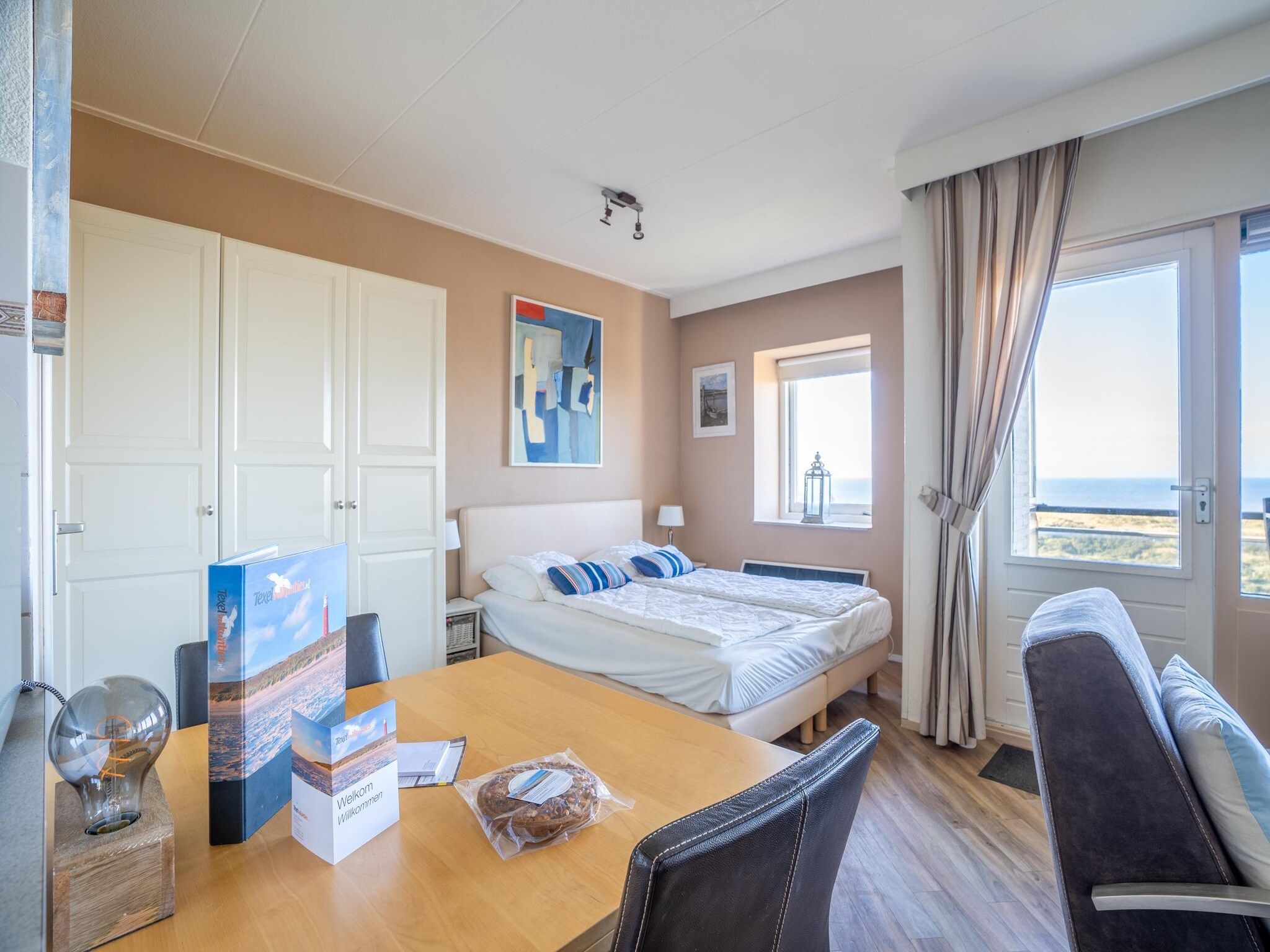 De woonkamer van Juliana 158 in De Koog