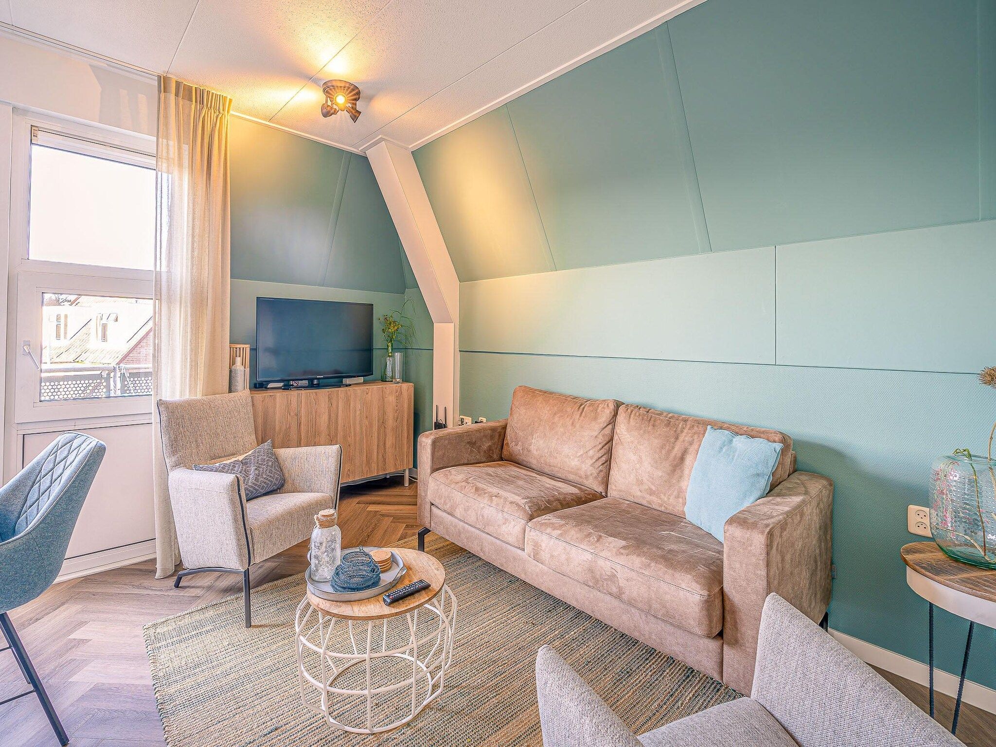 De woonkamer van Zeedistel 22 in De Koog