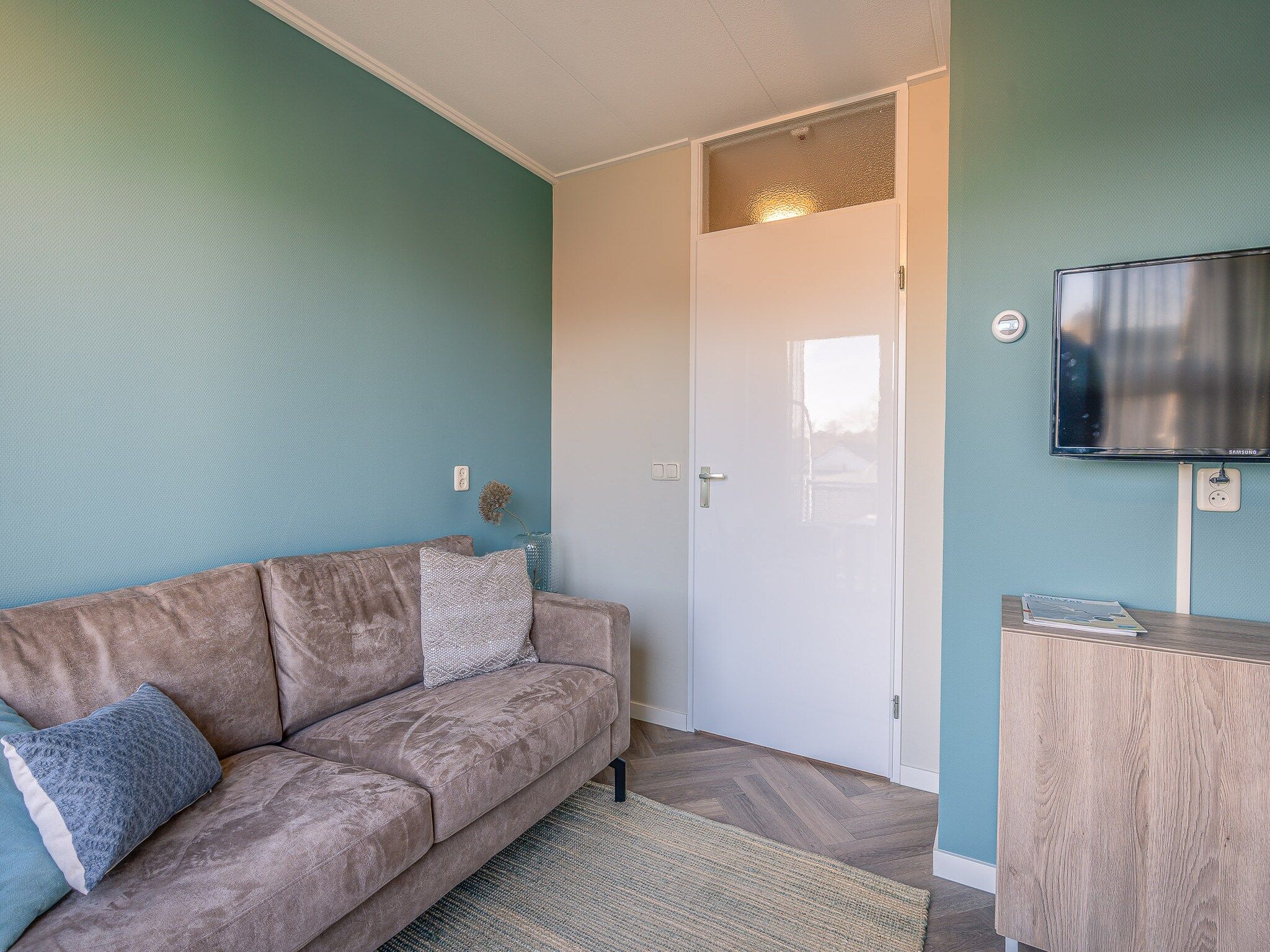 De woonkamer van Zeedistel 24 in De Koog