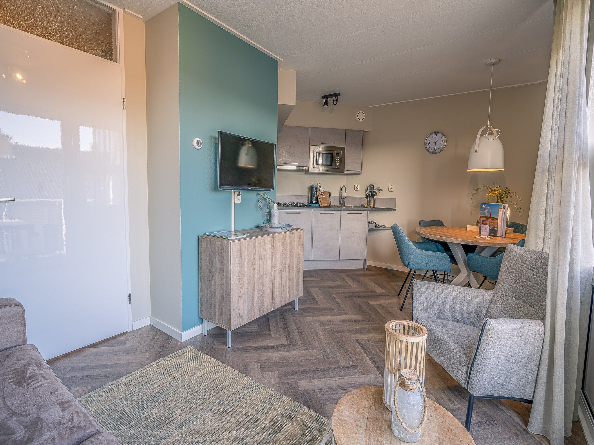 De woonkamer van Zeedistel 24 in De Koog