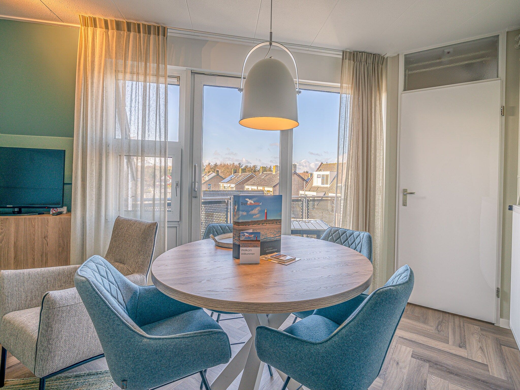 De eetkamer van Zeedistel 28 in De Koog
