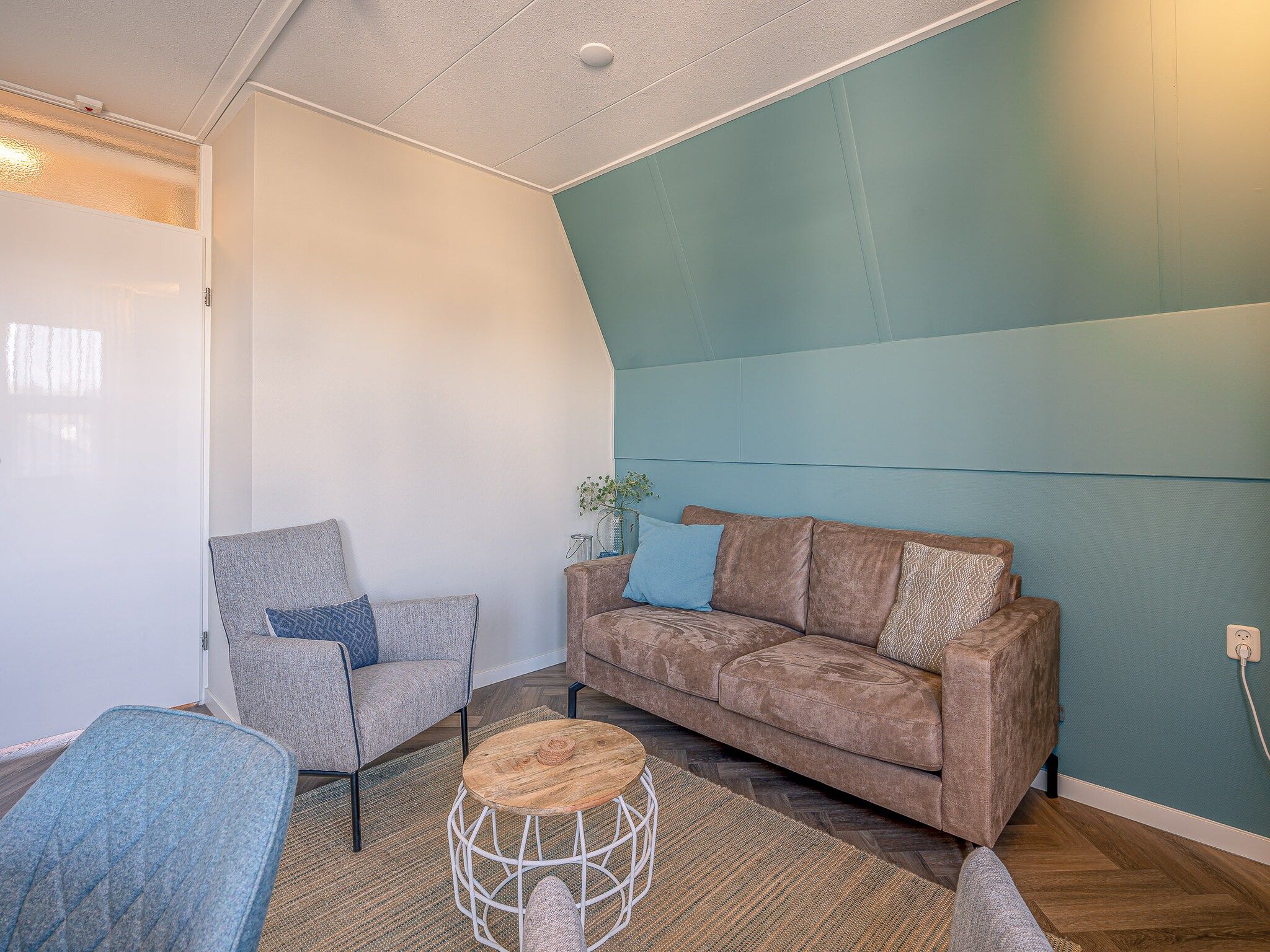 De woonkamer van Zeedistel 28 in De Koog