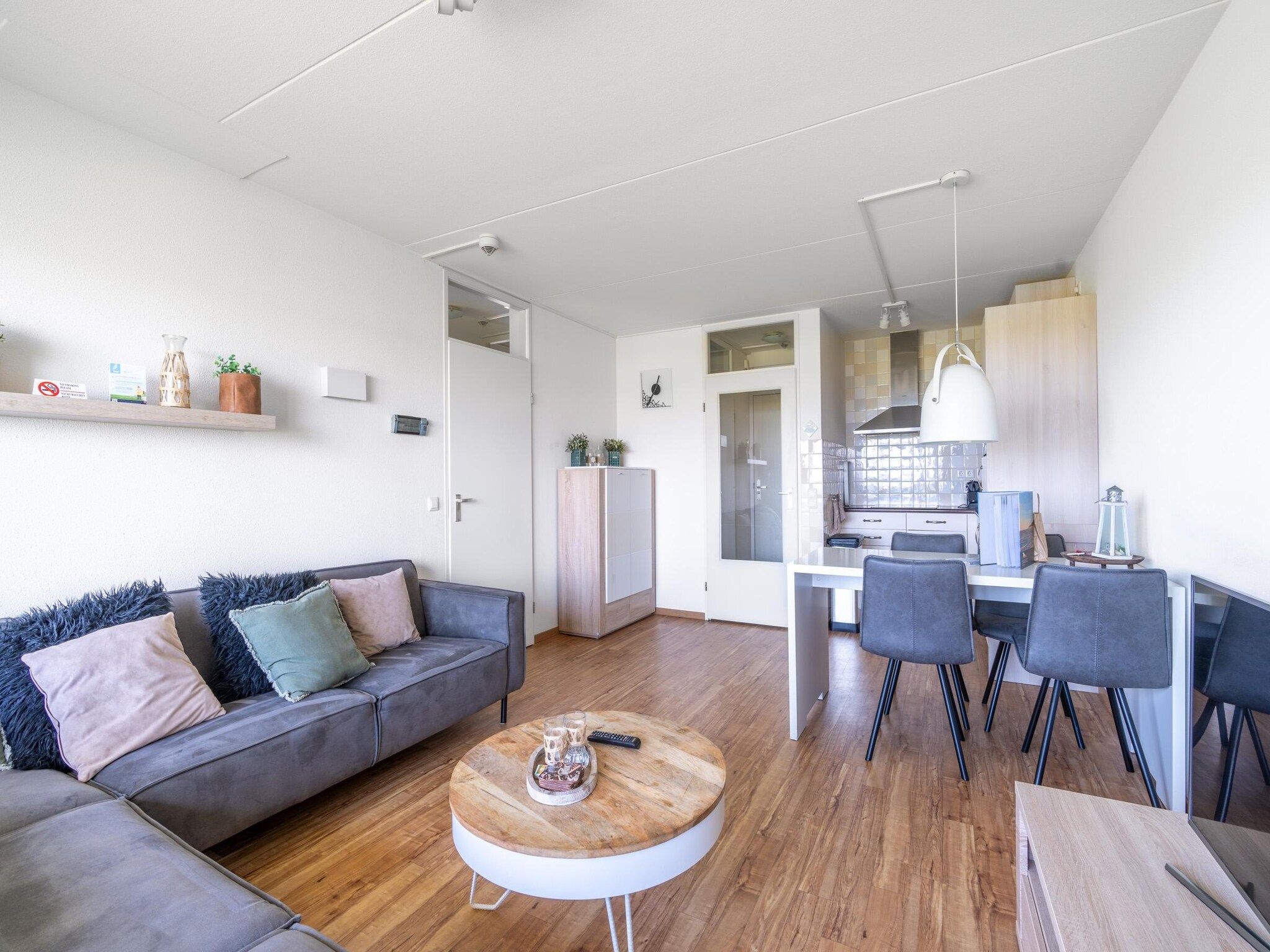 De woonkamer van Juliana 102 in De Koog