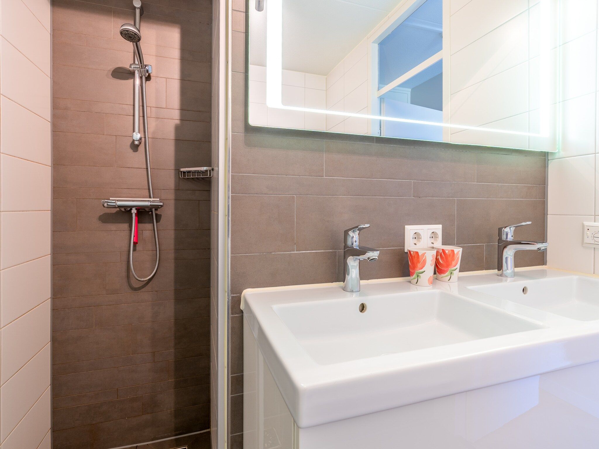 De badkamer van Juliana 120 in De Koog