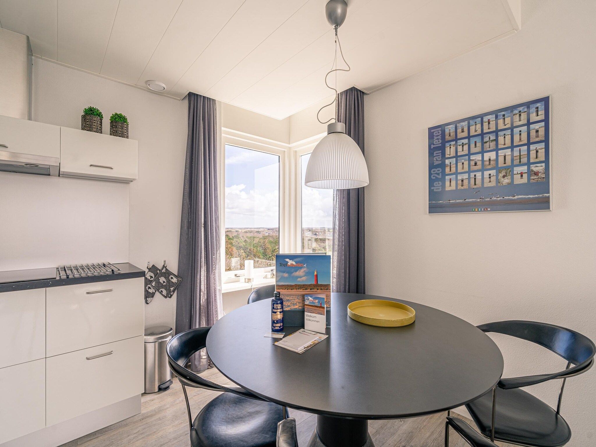 De eetkamer van Juliana 132 in De Koog