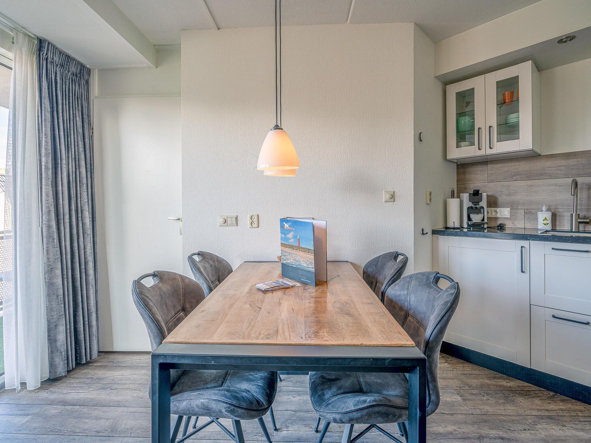 De eetkamer van Zeedistel 20 in De Koog