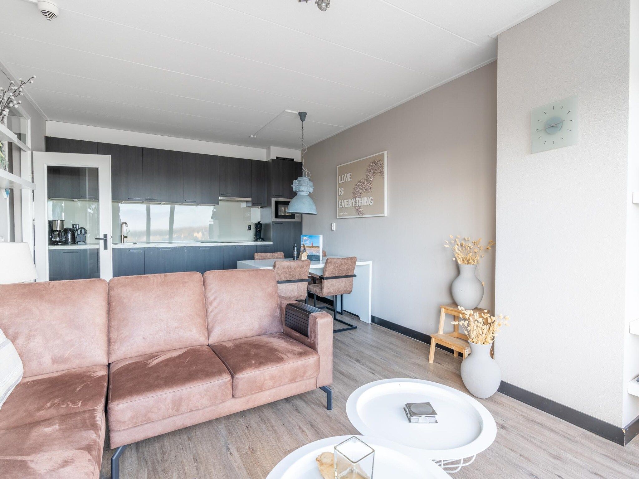 De woonkamer van Juliana 174 in De Koog