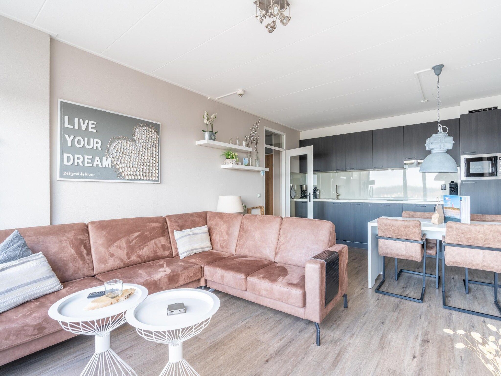 De woonkamer van Juliana 174 in De Koog