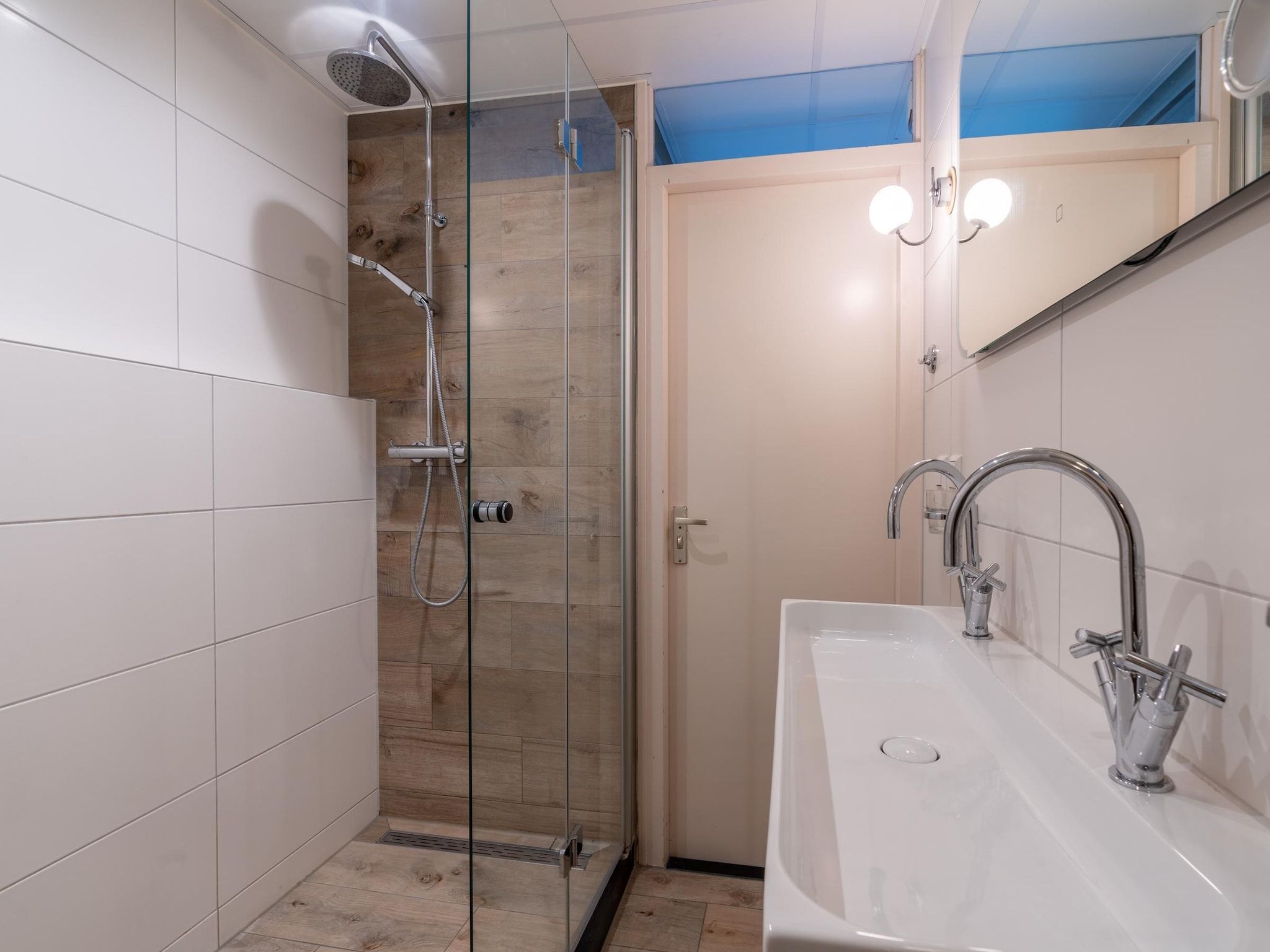 De badkamer van Juliana 114 in De Koog